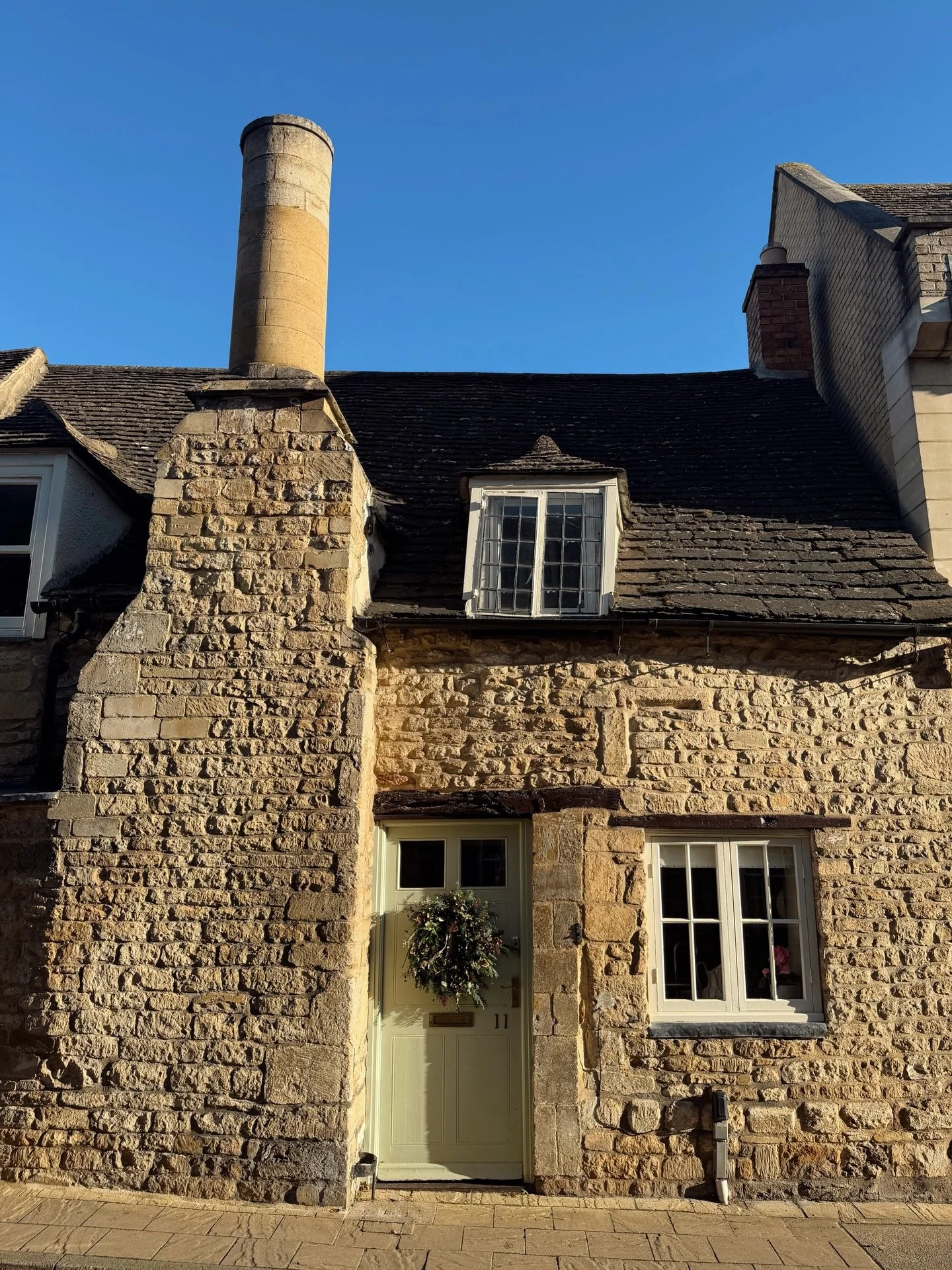 My favourite little old cottage in Stamford - full of charm, a perfectly wonky upstairs window, and such a unique chimney 🏡✨ &hellip;and still looking a tad festive with a stunning wreath!