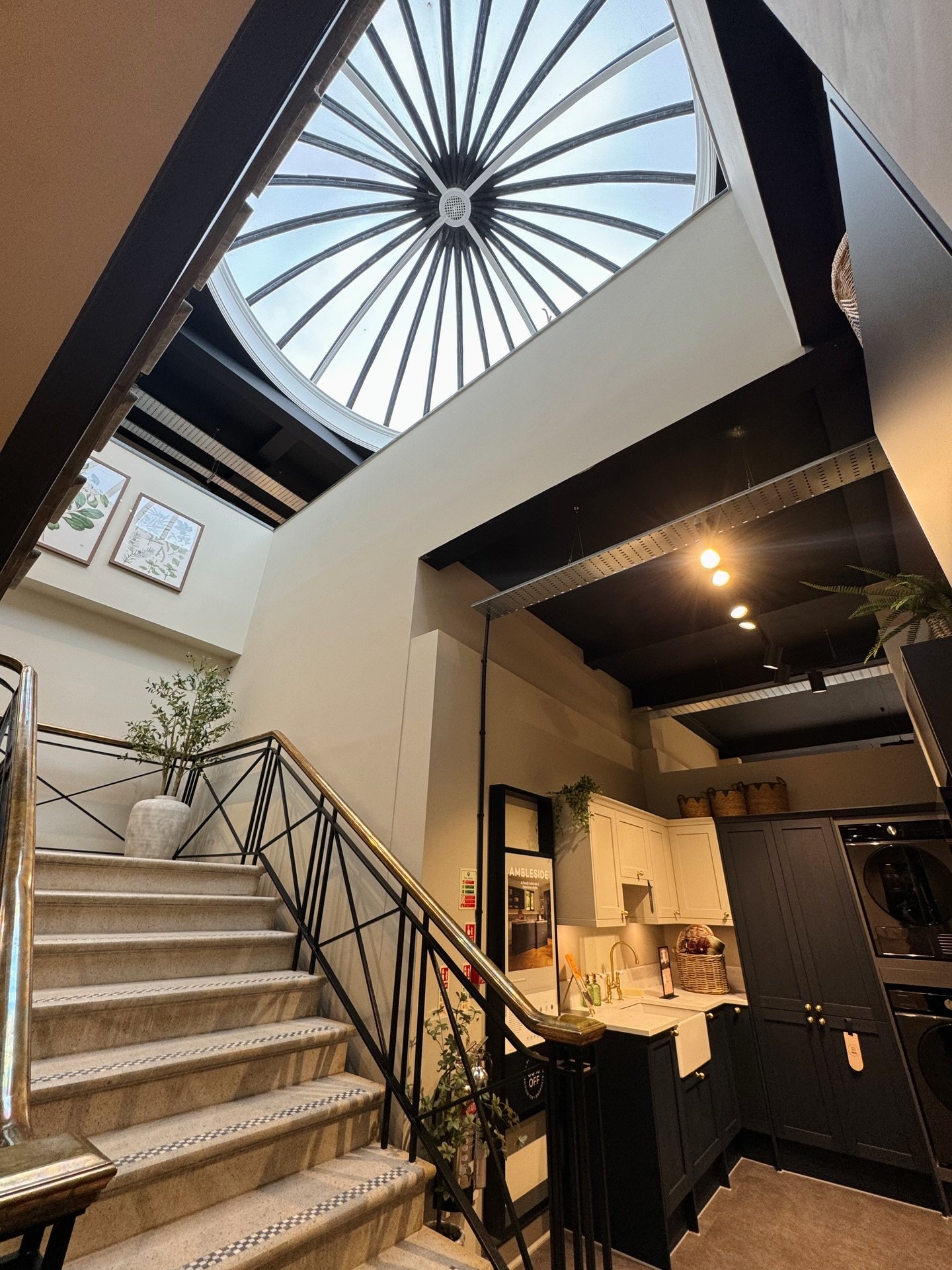 As we prepare for our upcoming house renovation, I popped into the new-ish @magnetkitchensuk Stamford shop for some kitchen and utility inspo 💭🔨 I could honestly spend alllll day mooching around house shops and showrooms 🙏🏻😂 the building has bee