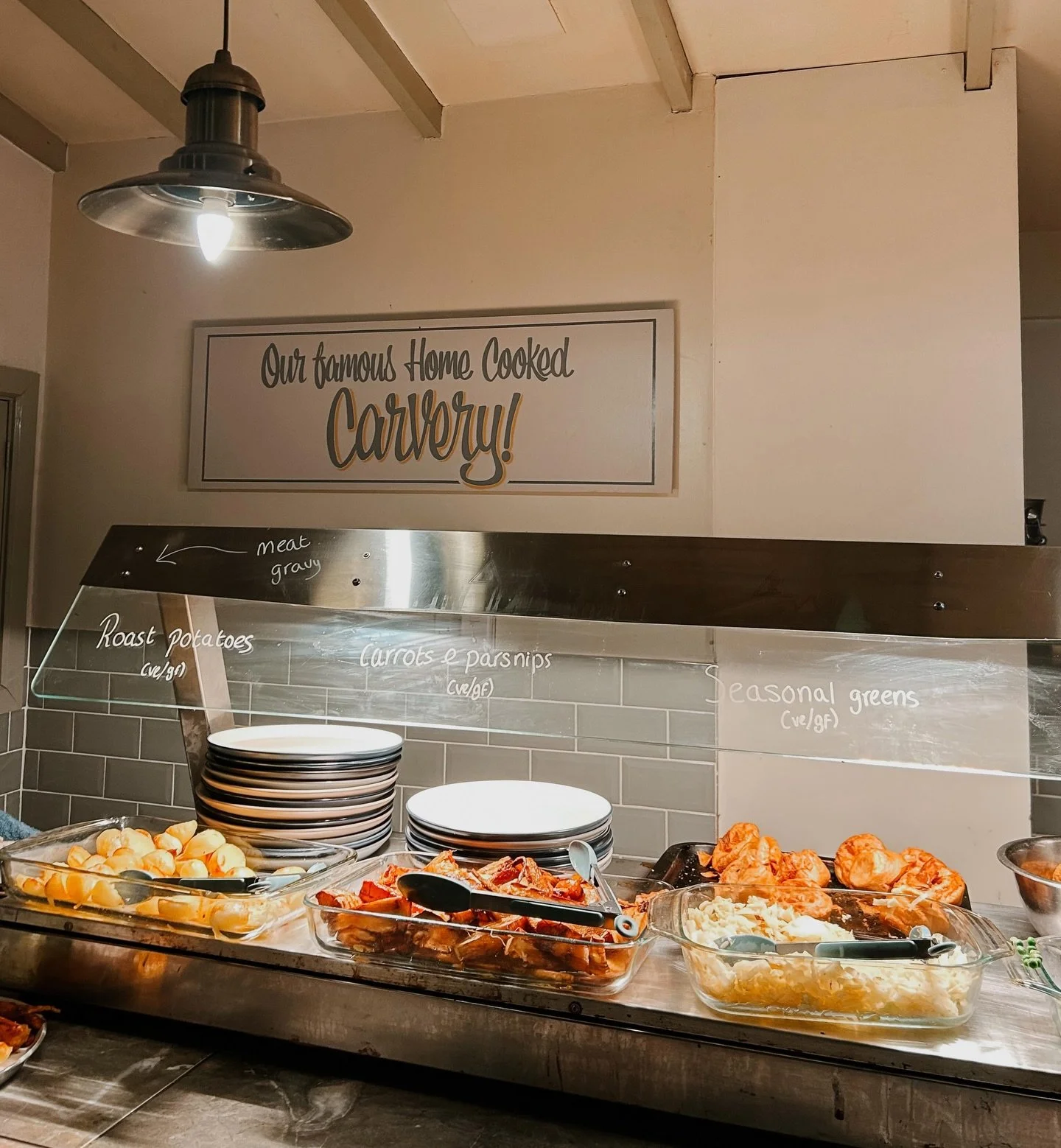 A 2-course meal for &pound;17?! Yes please 🙋🏼&zwj;♀️

Recently visited @sondes.rockingham - Rockingham&rsquo;s cosy village pub 🔥🍻 we tried their carvery which is
available every Sunday and Wednesday for the most reasonable prices! AND for the re