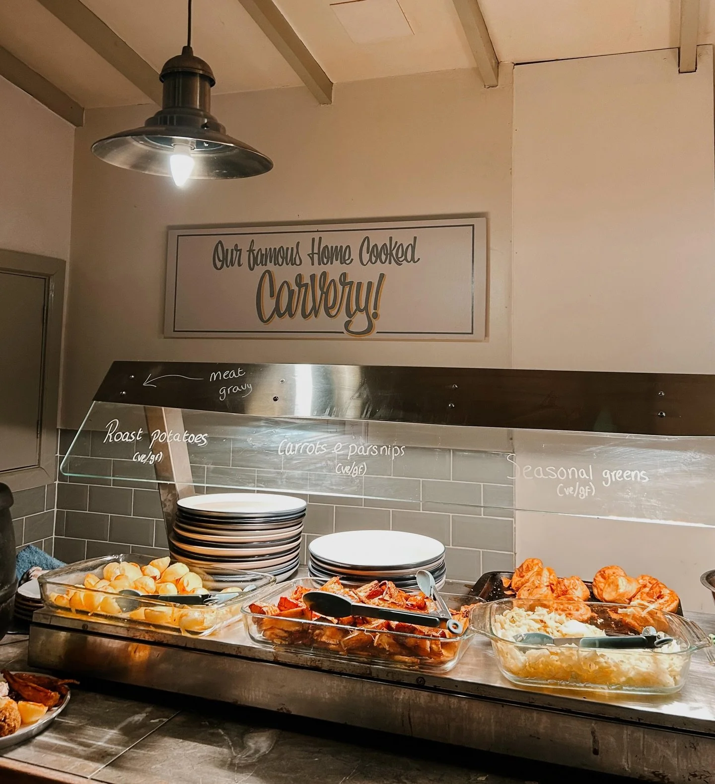 A 2-course meal for under &pound;17?! Sign me up 🙋🏼&zwj;♀️

Recently visited @sondes.rockingham - Rockingham&rsquo;s cosy village pub 🔥🍻 we tried their carvery which is available every Sunday and Wednesday for the most reasonable prices! AND for 