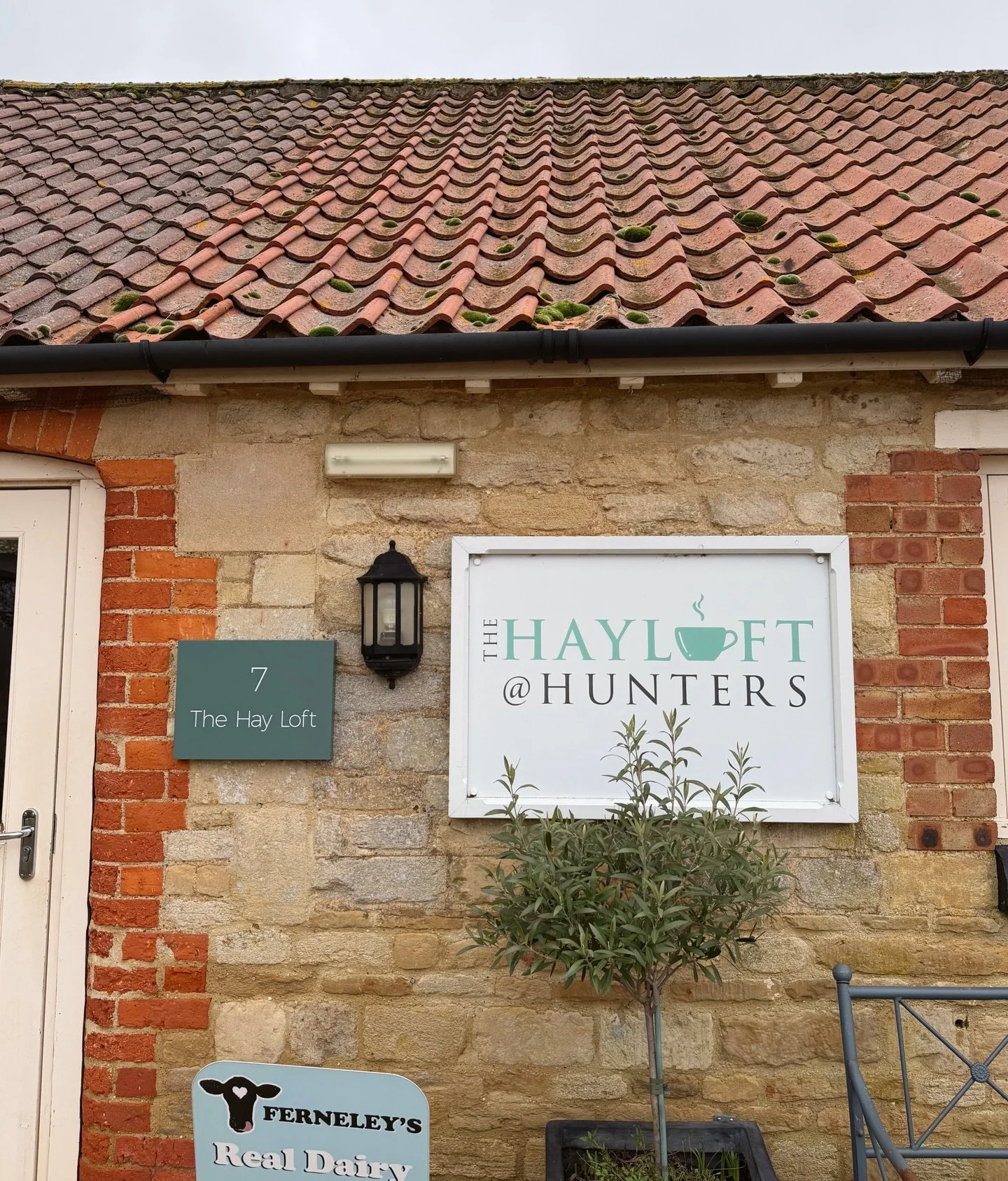 📍 The Hayloft at Hunters

@hayloftathunters is a delightful little coffee shop located a 5 minute drive from Stamford, just outside of Uffington, and we recently visited to try out their afternoon tea 🫶🏼

I absolutely love an out-of-town coffee sp