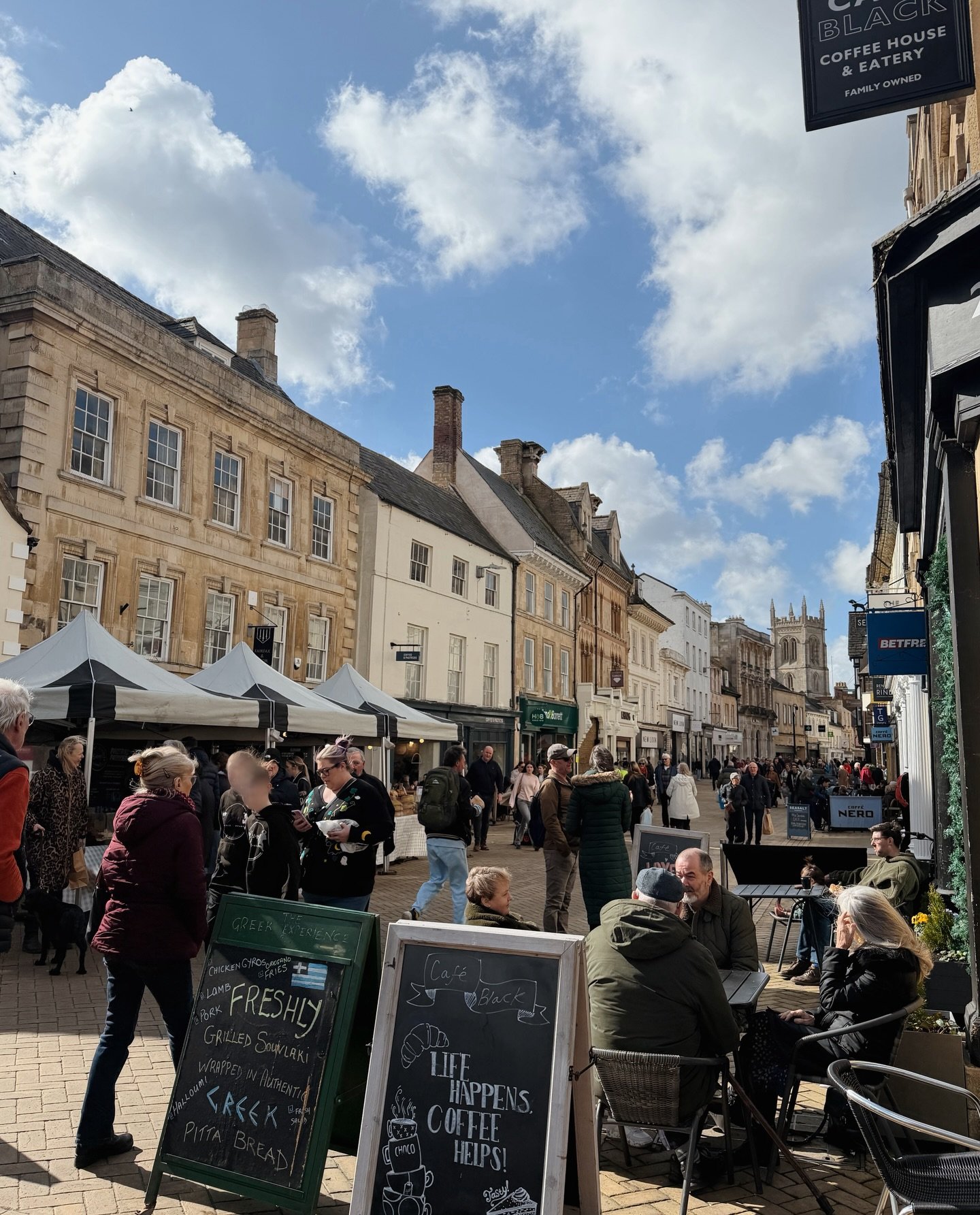 A delightful day in town, it really felt like spring is finally here - sun shining, streets bustling, and all the outdoor caf&eacute; tables were packed 🌤️🍃🌻 plus it was perfect for a mooch around the first @the_stalls_market of the year on the me