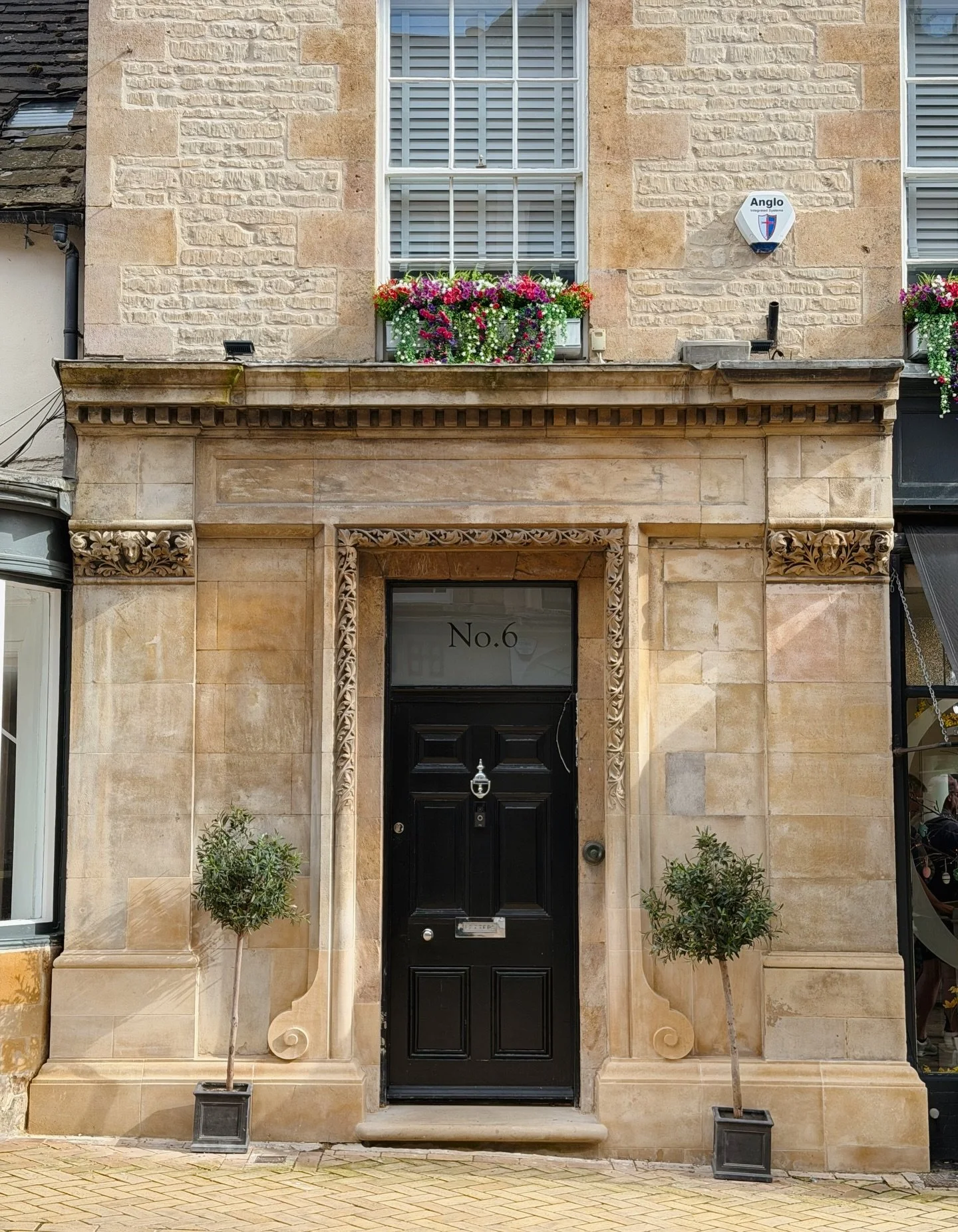 Very much appreciating the glow up this building has had on Ironmonger Street - looking so pretty in the sun! ✨🌿