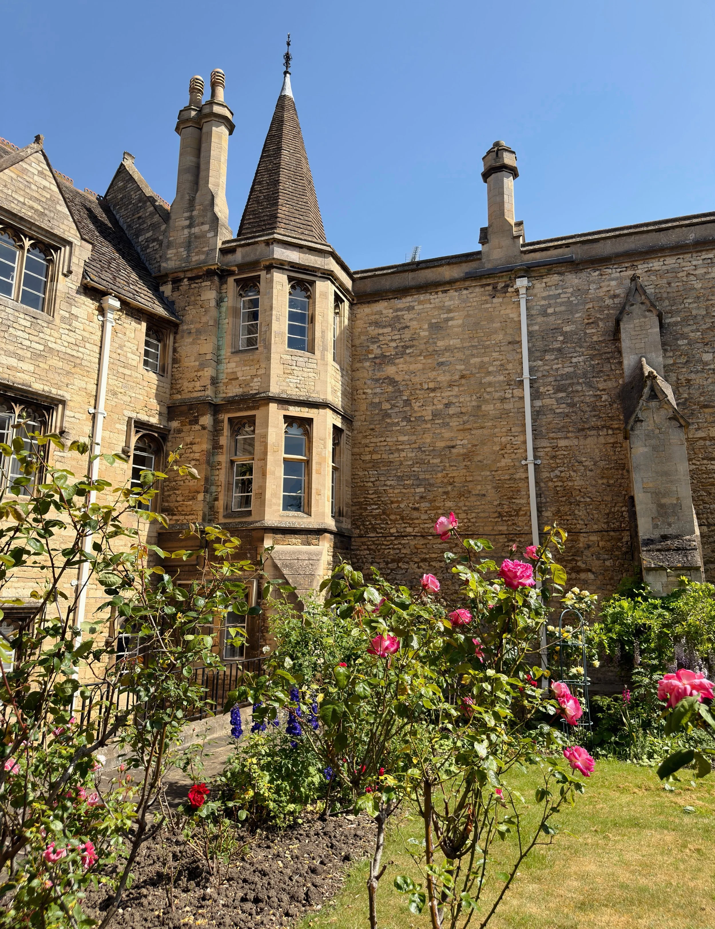 If you have 10 minutes to spare next time you&rsquo;re in town on a Saturday, pop into Browne&rsquo;s Hospital on Broad Street 🙌🏼🌿

It&rsquo;s such a peaceful spot, and so interesting to learn about the history as you walk around the building. Plu