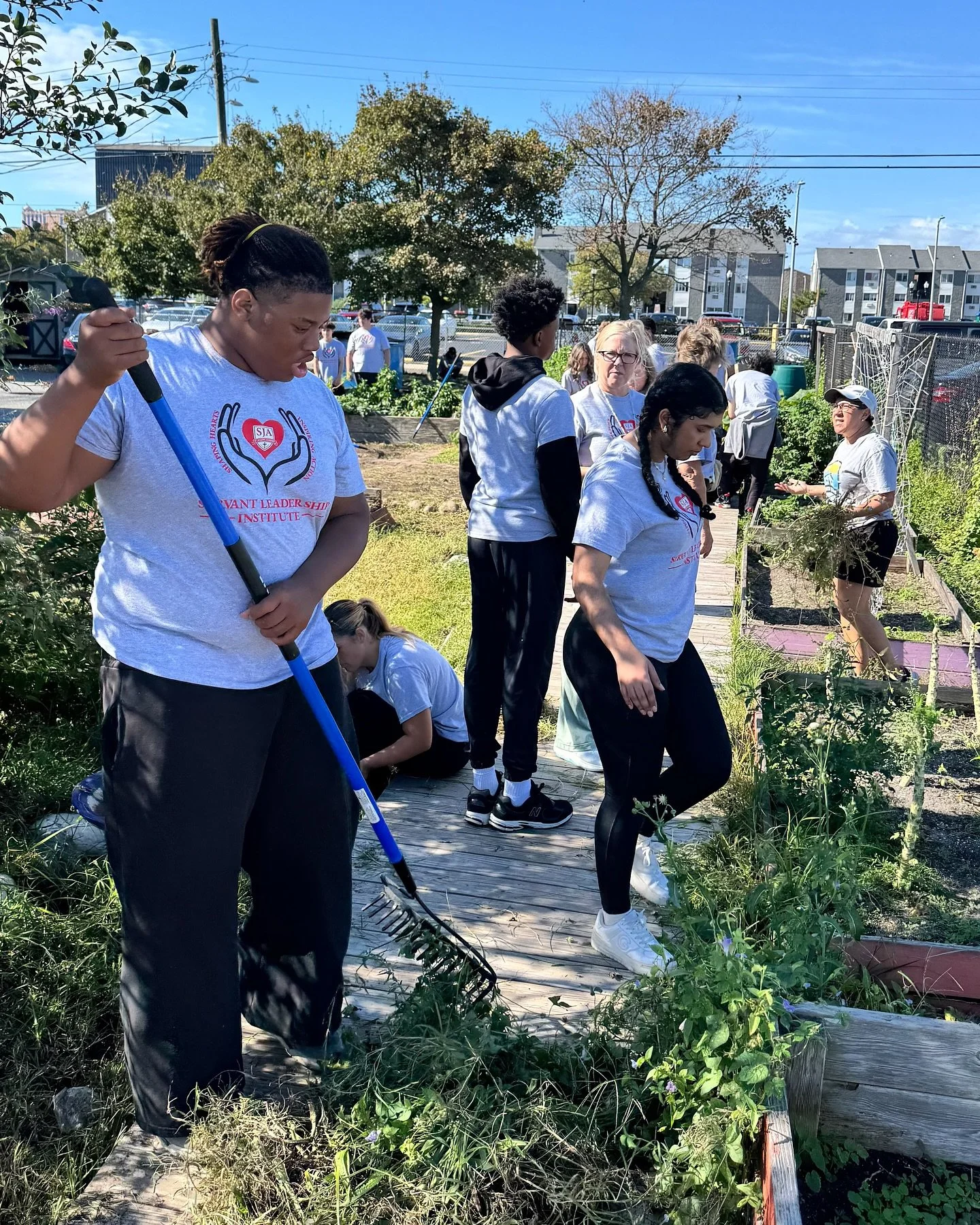 A big shoutout to @sja_sli for coming over and engaging their young volunteers in some meaningful work in the garden, pantry, and kitchen! 🏠🧑&zwj;🍳🫜