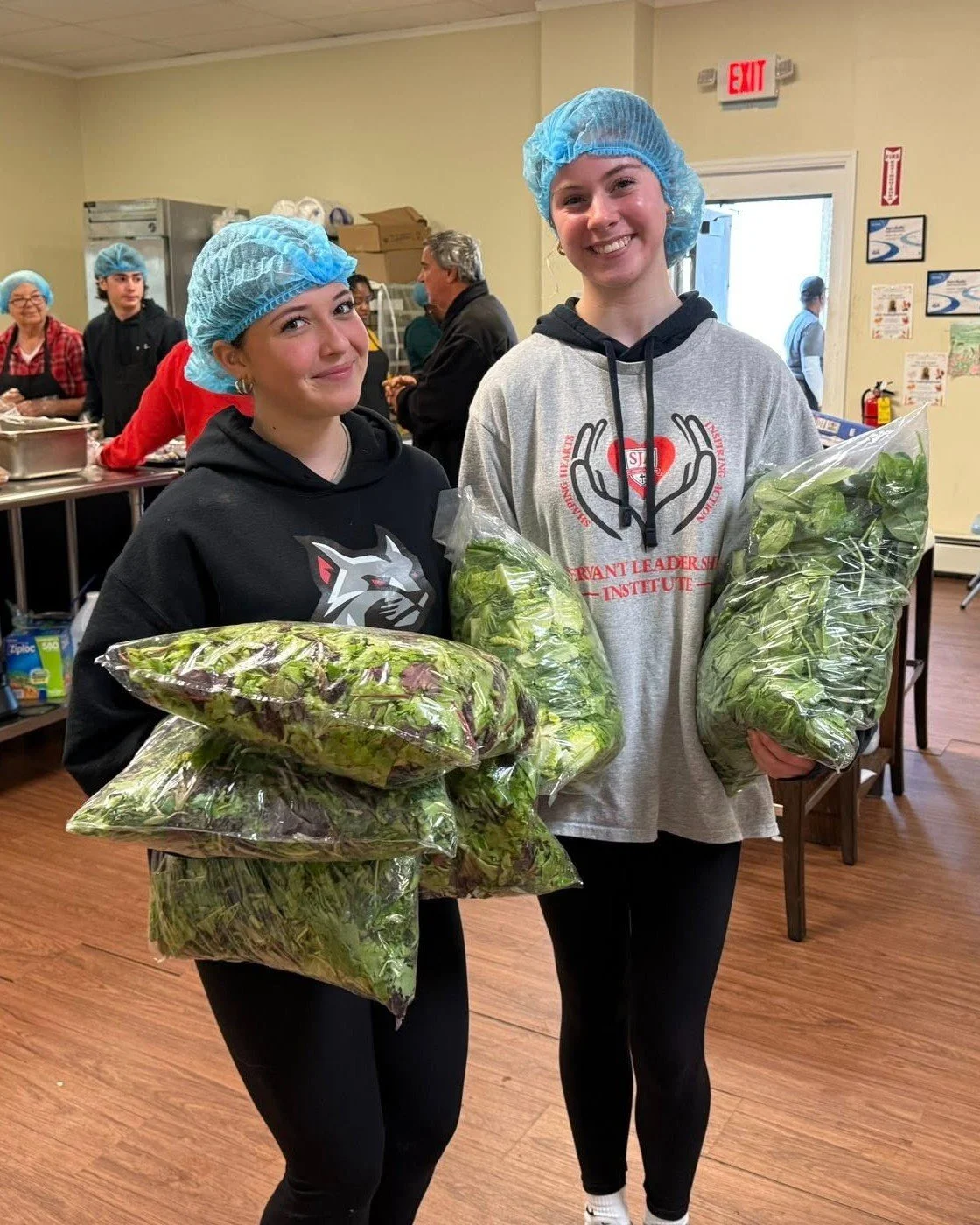 This is what community looks like.
Fresh food, friendly faces, and helping hands all around. 🫶🥬

Be apart of it by using the link in bio!