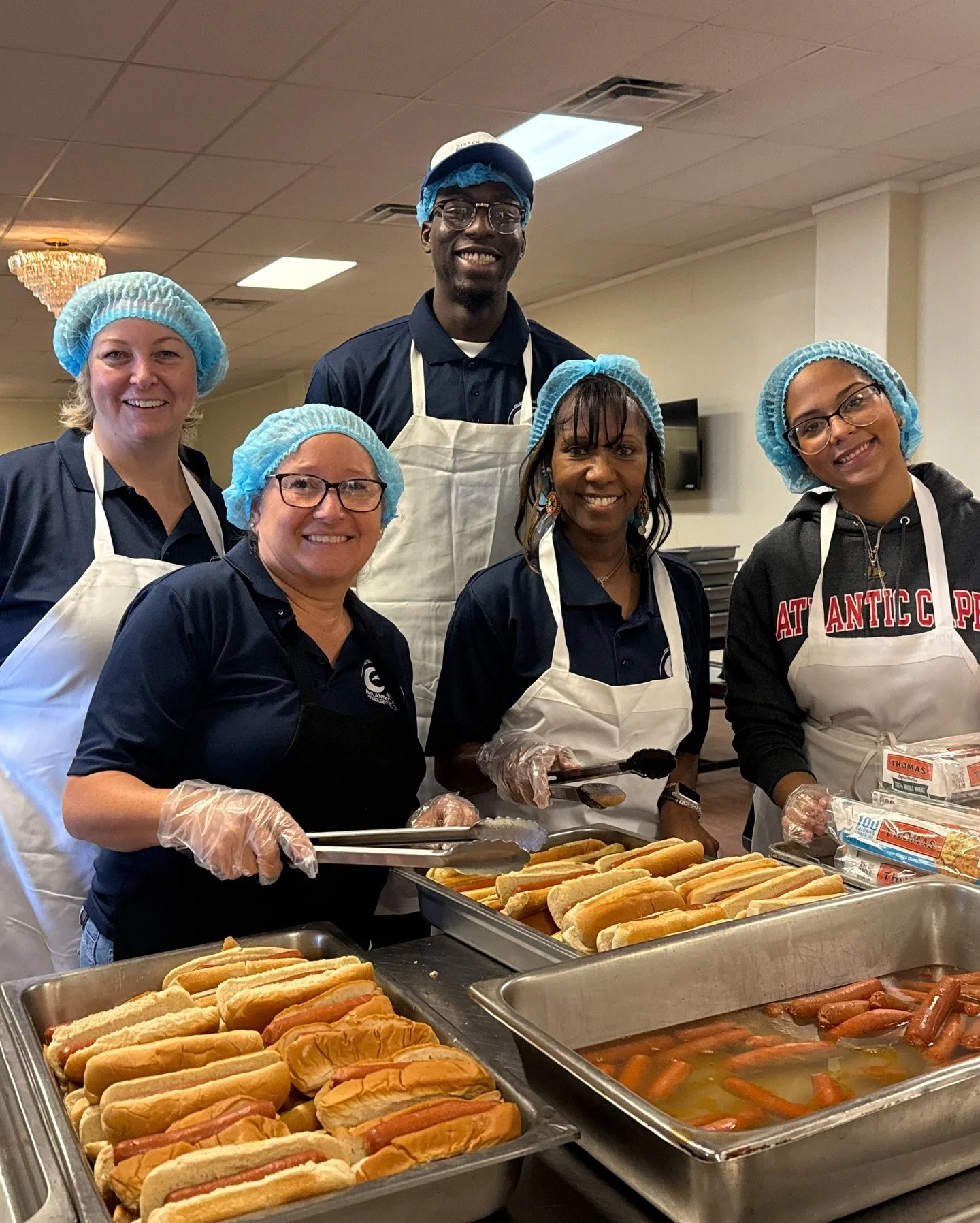 Smiles, teamwork, and a whole lot of love behind every meal we serve. Grateful for our amazing volunteers who show up and make a difference every single day.

🍎PANTRY | Tuesday, 10am - 1pm | Wednesday + Thursday, 3pm - 6pm

🍛KITCHEN | Monday - Frid