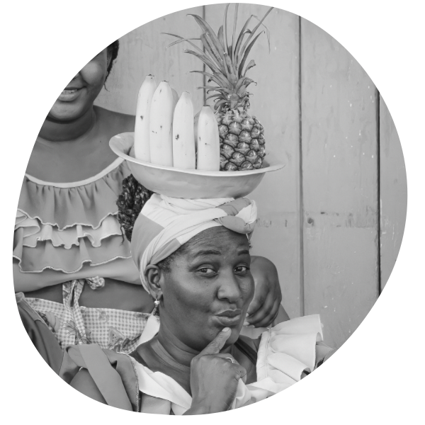 Photo of a woman with a Carmem Miranda fruit hat.