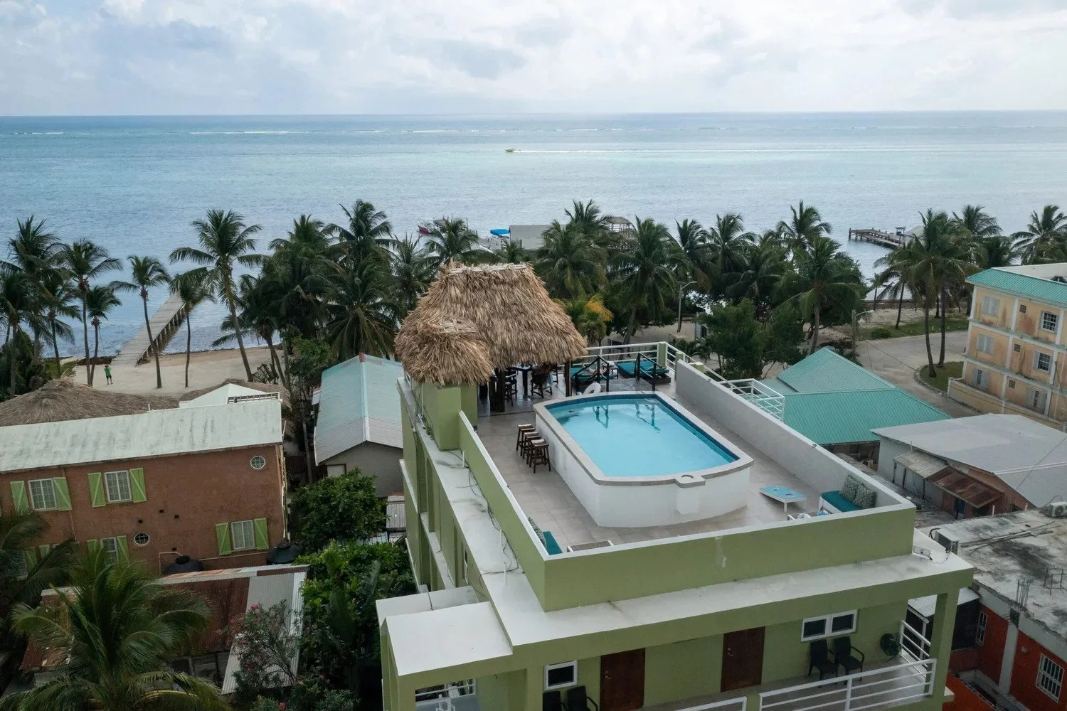 Four units, one building, rooftop pool access. Boca del Rio made simple.

Casa del Rai sits in the heart of Boca del Rio where you can walk to the beach, bars, and restaurants without getting on a cart. Gated building with rooftop pool and palapa bar