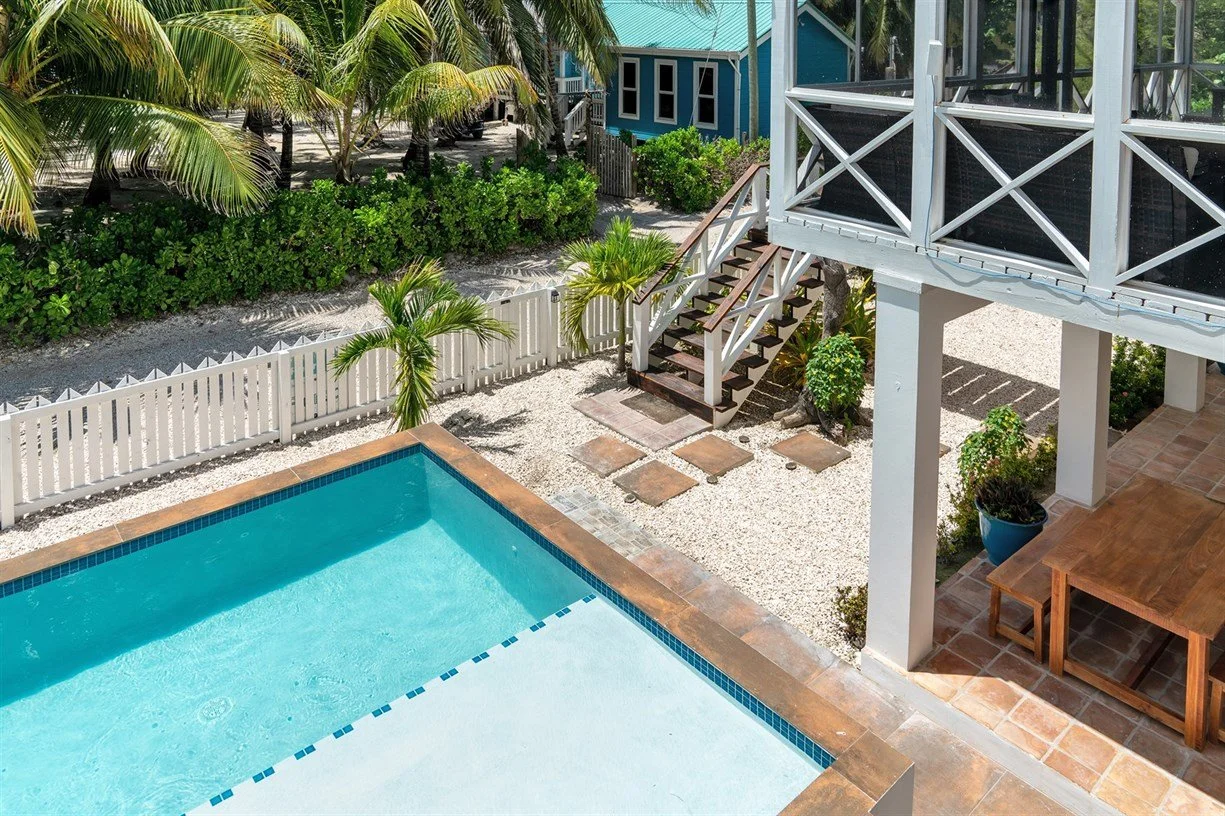 Active hotel license, brand new three-unit building, beachfront in Tres Cocos.

Seaview Retreat's beachfront in Tres Cocos with a remodeled main house and a three-unit structure that's never been lived in.

Hotel license is active so you can rent leg