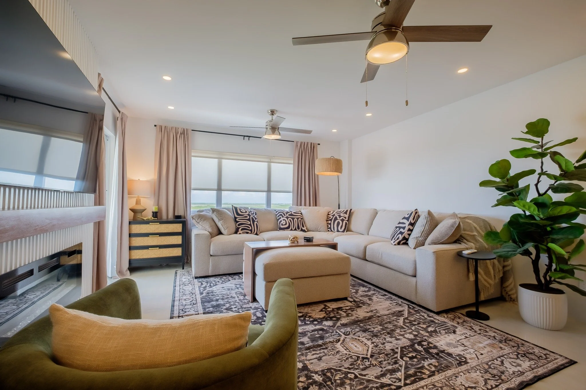 Top floor of the tallest building on the island. Yeah, that's a thing now.

Brand new penthouse in Caribeville with 360-degree views&mdash;reef on one side, lagoon on the other. Custom everything: upgraded kitchen, built-in bar, oversized private gar