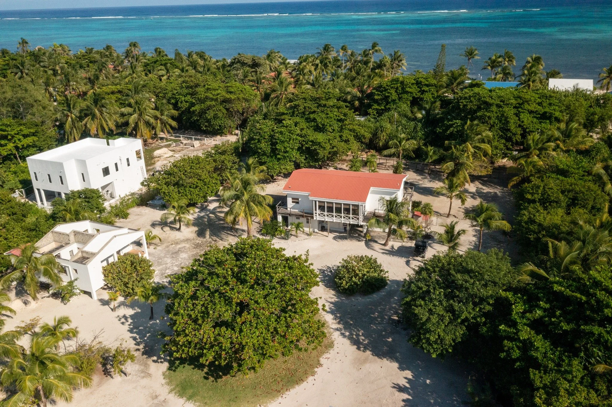 🎉Today's my birthday. Best present? Someone buying this property. 🎁😎

I've had this 1.4-acre compound in Mata Grande for a few years. Remodeled the main house, set up the rental apartment, built out the commercial spaces. One tenant's already payi