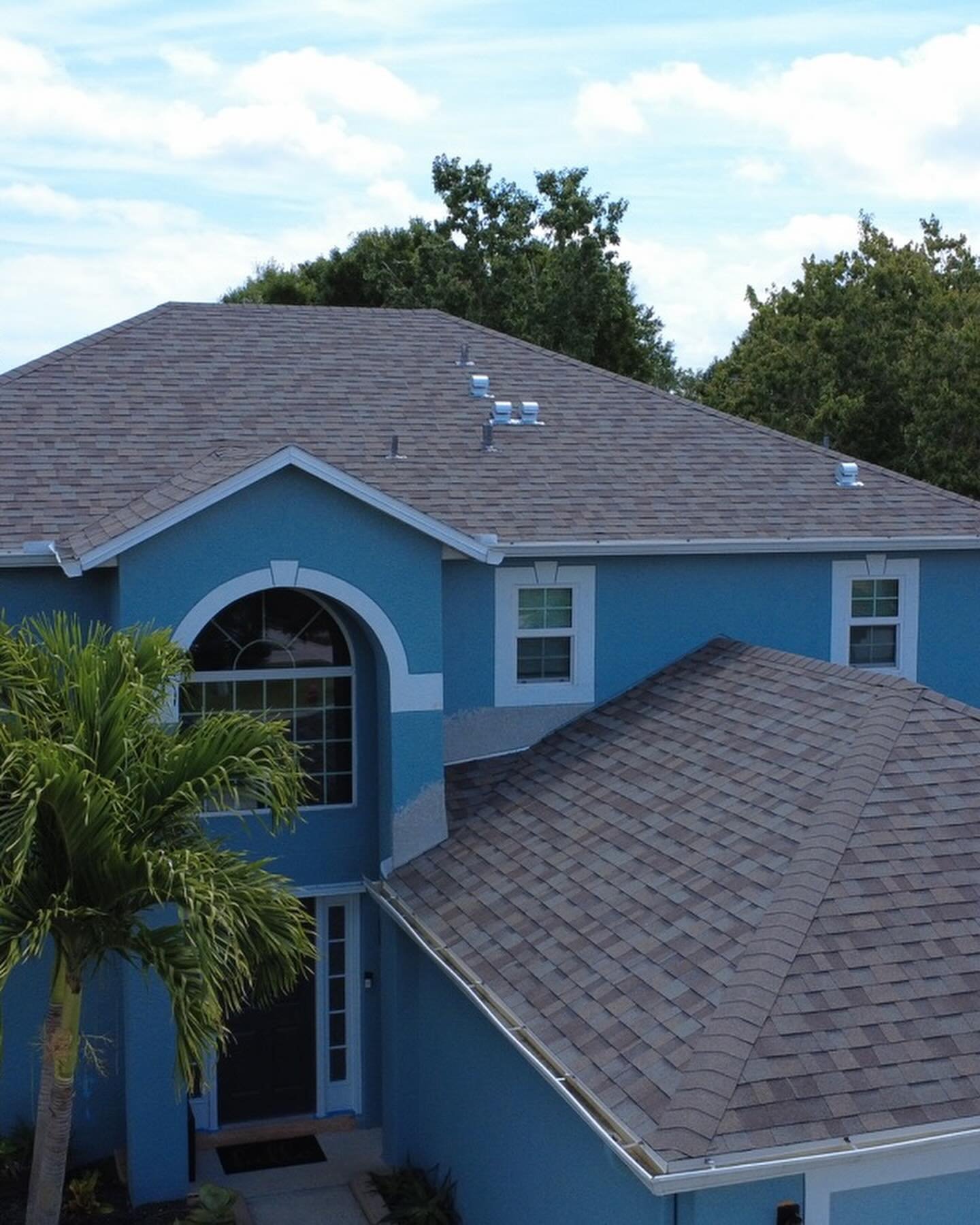 Reputation Team did it again with this beautiful driftwood color! 🏠 🔨 
#owenscorning #driftwood #womaninroofing #verobeach #nwirsouthflorida
