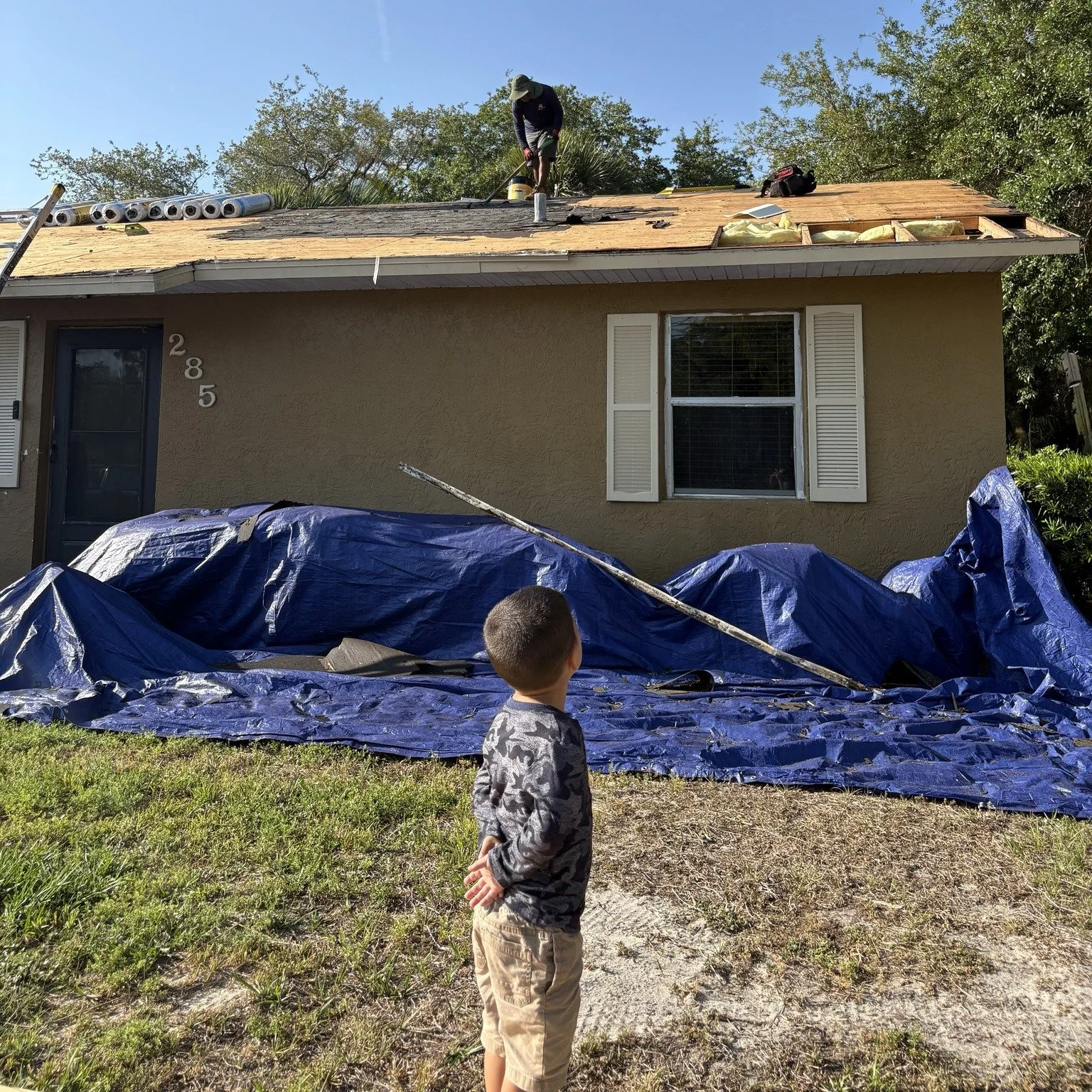 POV: When the BIG boss is watching and you have to work is fast mode.

His hand pose means business. 

#ReputationRoofing #FloridaRoof #verobeachneighborhoodendorsed #RoofingDoneRight