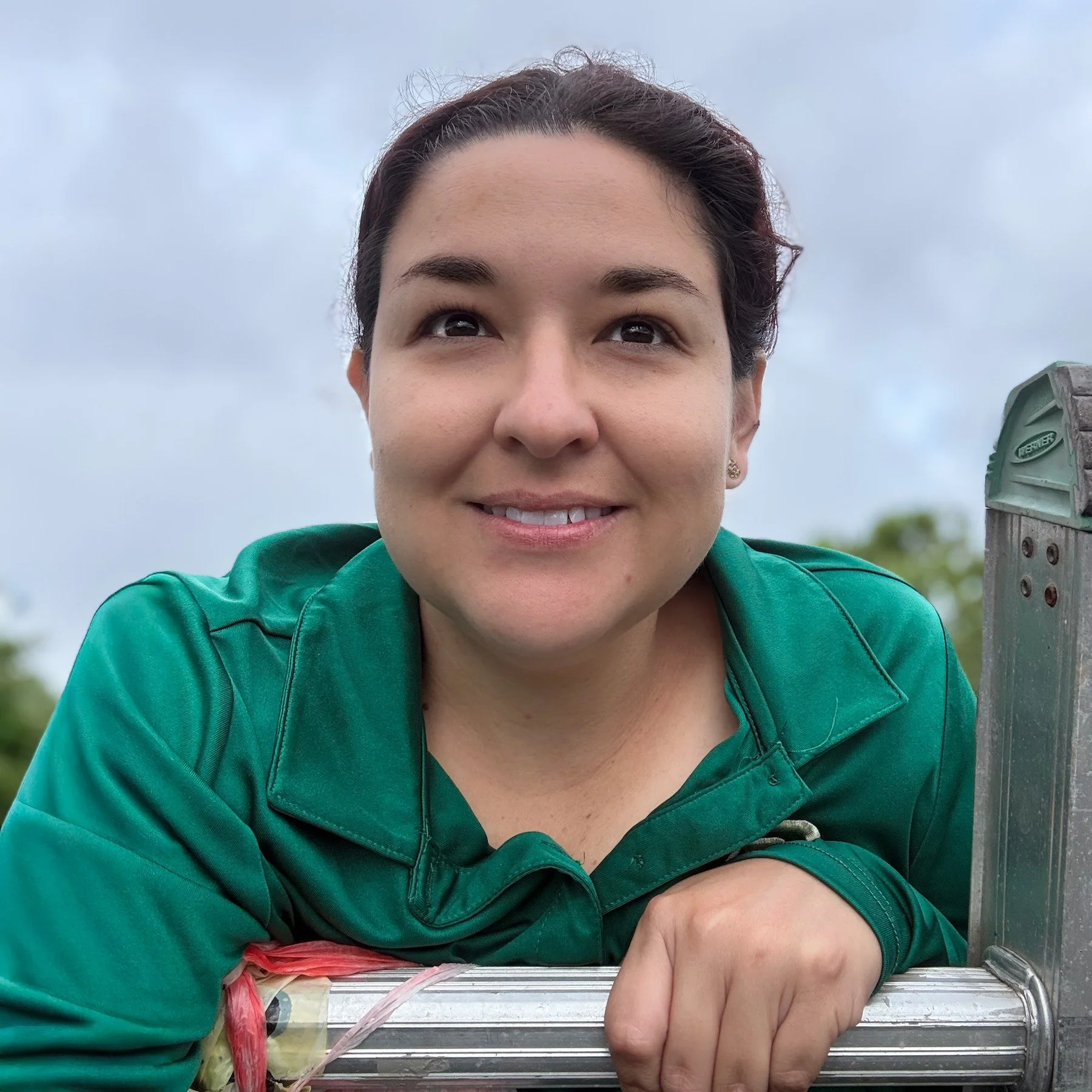 Up a ladder. In an attic. Nailing shingles. Soccer-mommin'. You name it. Anali does it well AND with a smile! Happy Sunday boss lady!

#Bosslady #AnaliHasPowers #ChiquitaPeroChingona #ReputationRoofing #verobeach32963 #SebastianFL #VeroBeachRoofing #