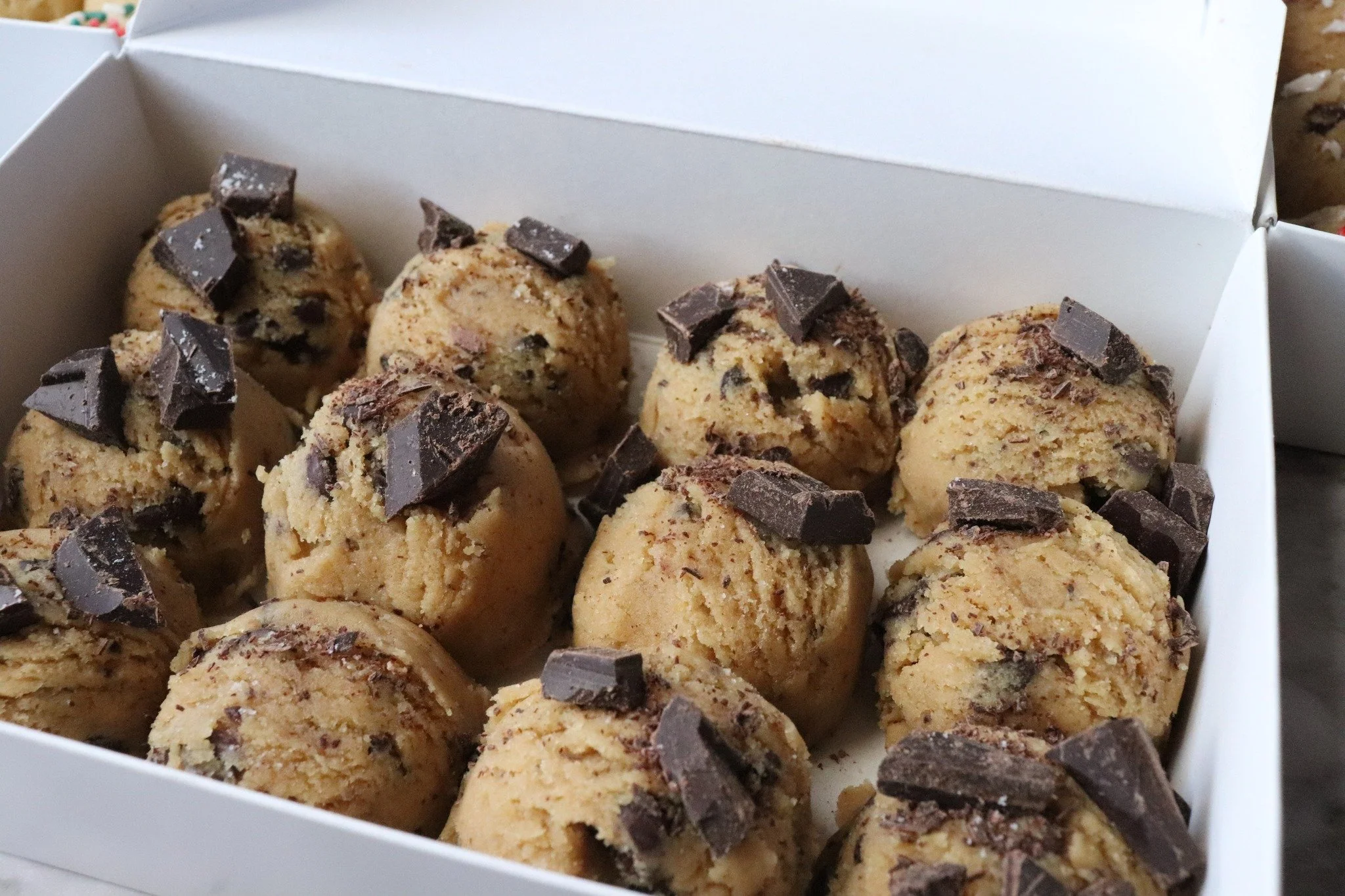 Warm, brown butter chocolate chunk cookies with gooey puddles of rich chocolate, crisp golden edges, and soft, chewy centers that taste like pure holiday comfort. Each one is finished with a light sprinkle of flaky sea salt 🤤

So what is the hype be