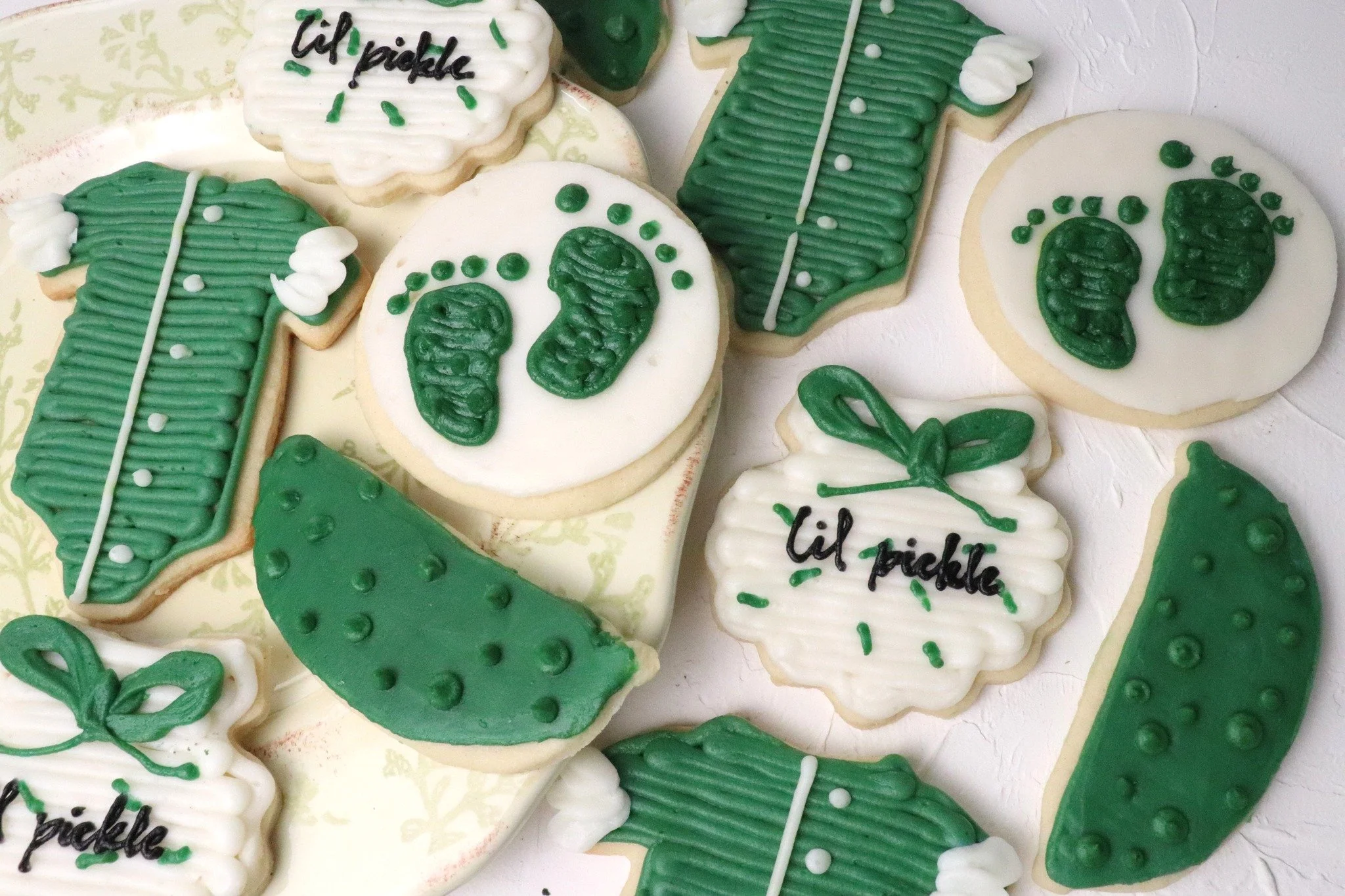 This playful cookie set was made to celebrate one very loved baby and the sweetest season of waiting. Fun, lighthearted, and full of joy🥒 I loved bringing this theme to life for such a special day.💚

 #shoplocalmhk #picklebabyshower #babyshowercook
