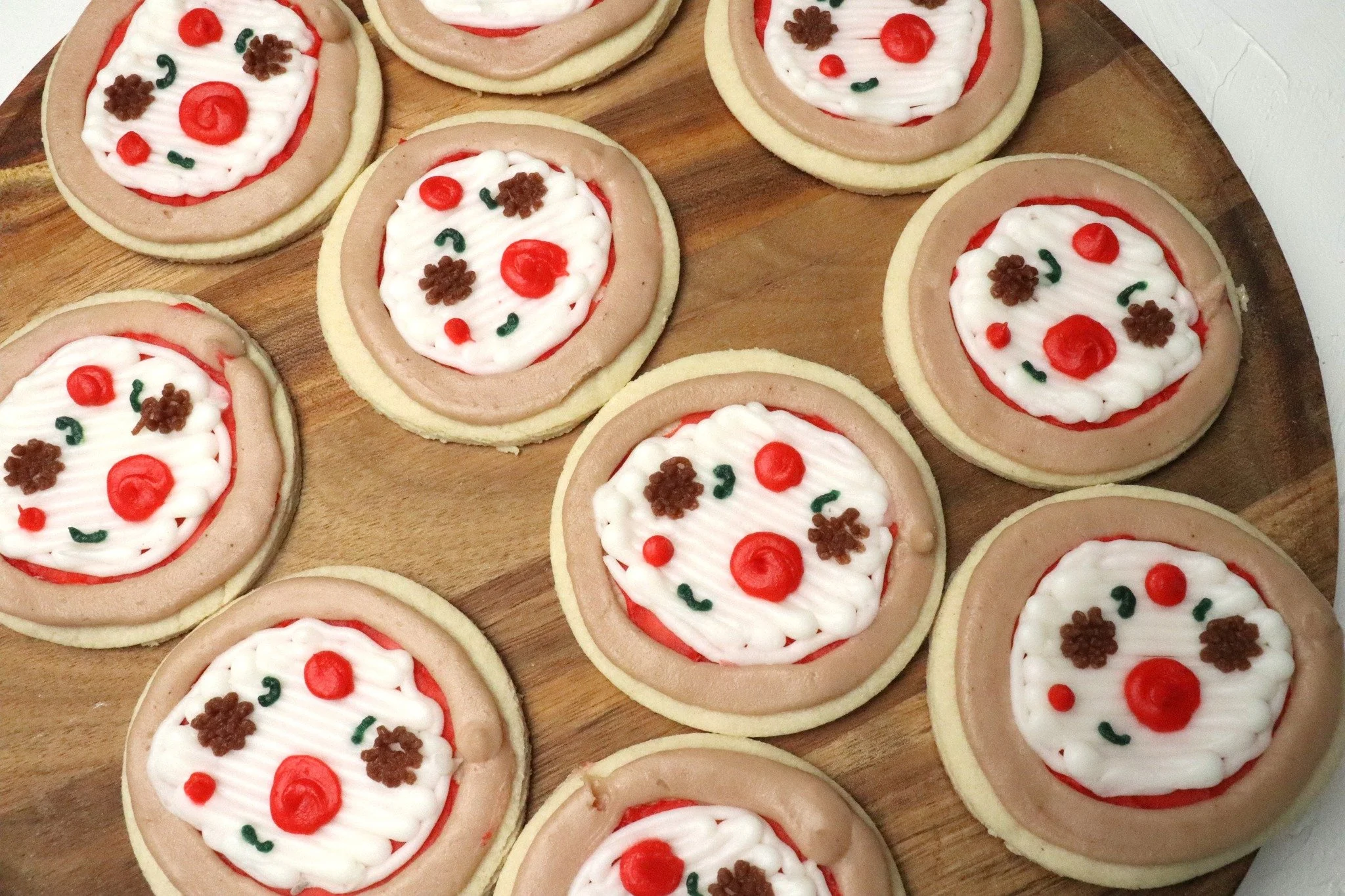 It&rsquo;s National Pie Day and these pizza pie cookies felt right to post today🍕🍪
Manhattan locals! Drop your favorite pizza place below so I know who&rsquo;s doing it best 👇

 #shoplocalmhk #mhkpizza #NationalPieDay #eatlocalpizza
