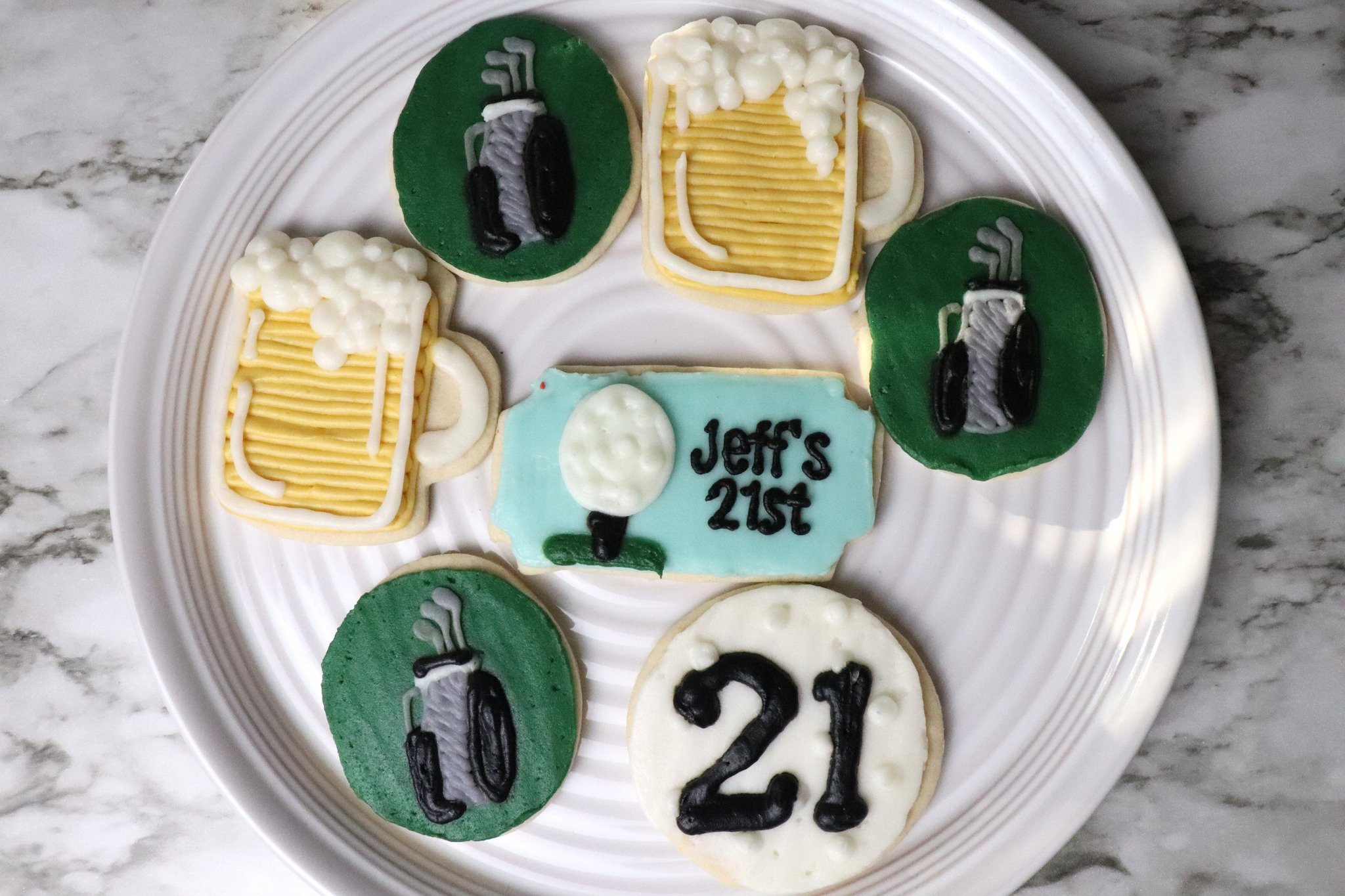 The tiny details are always my favorite ✨

Each cookie is piped by hand which means every set is a little bit unique.