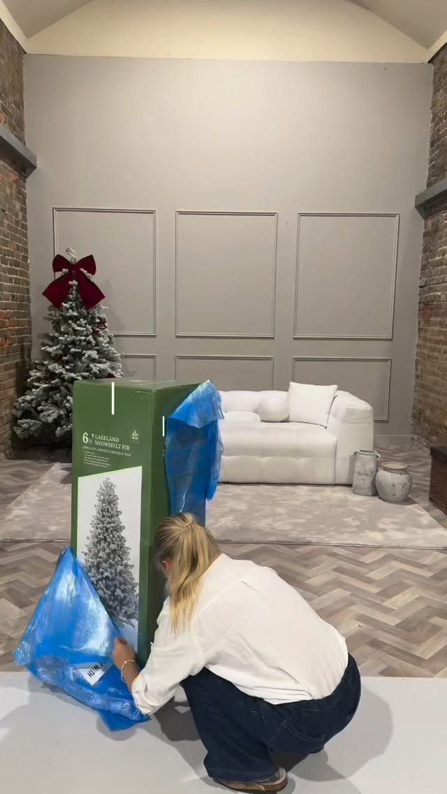 Our Christmas set is finally here! ๐โจ
We’ve been hard at work creating a cozy, modern festive backdrop — perfect for adding that warm Christmas touch to your photos, videos, or brand content.
Book the studio now — step in front o