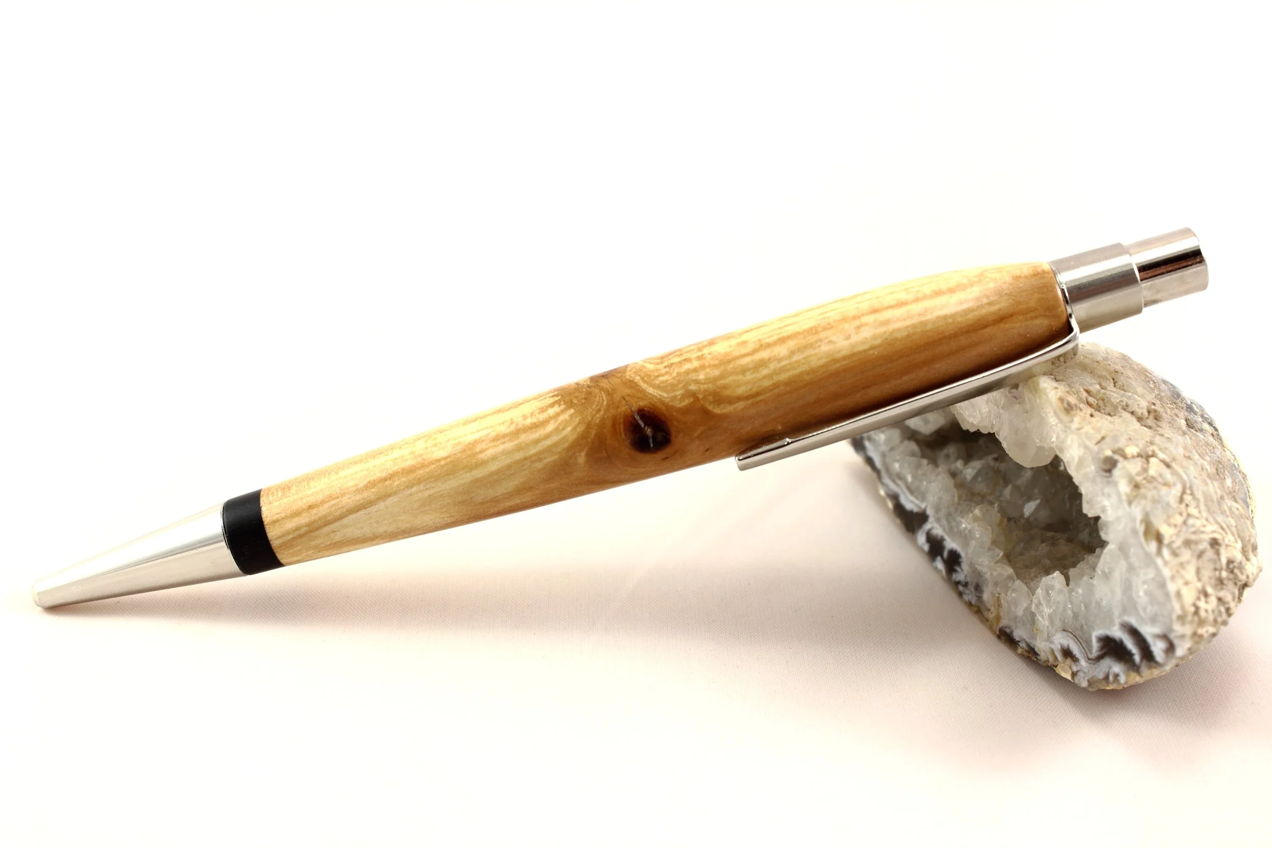 Gestockter Apfel und Ebenholz