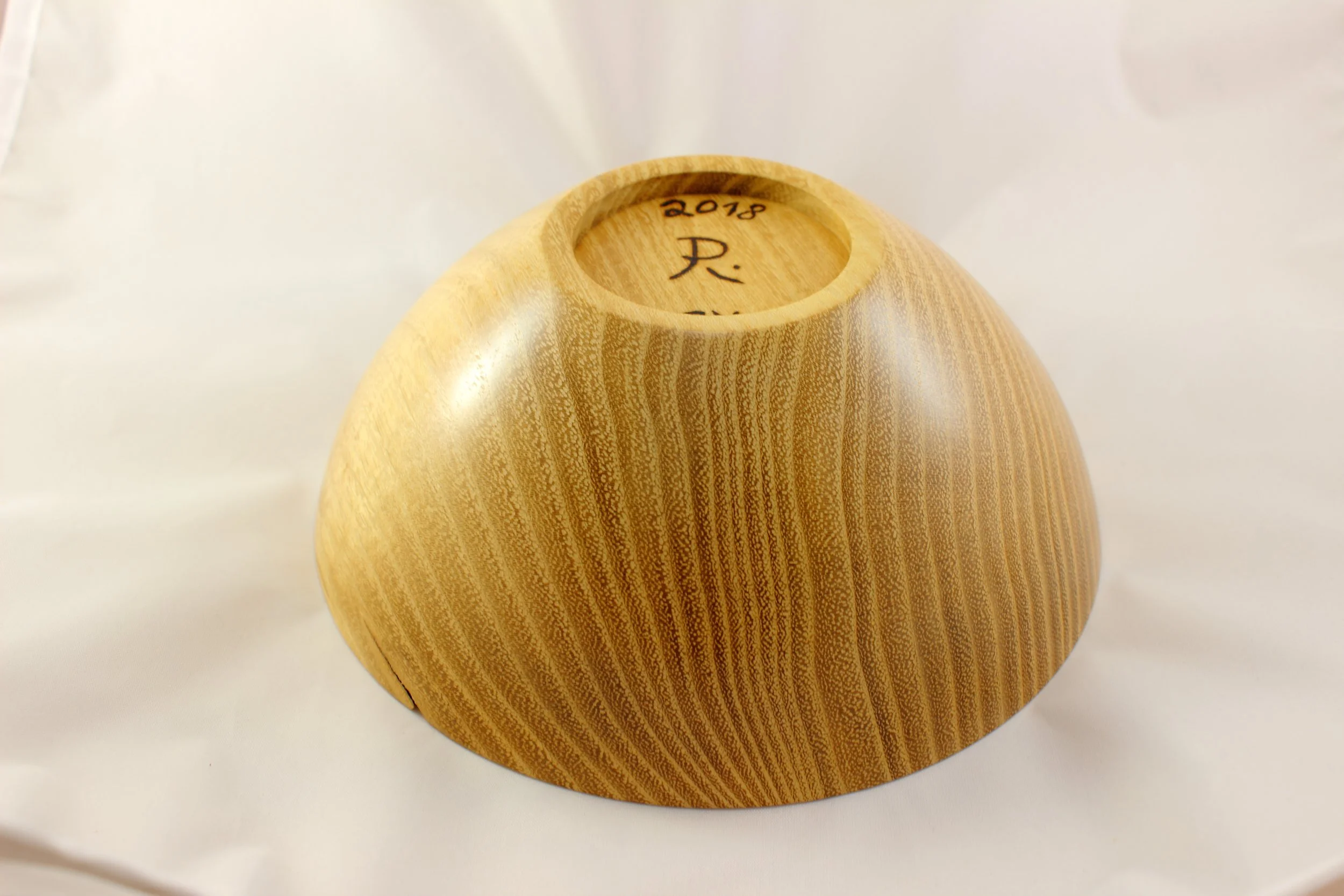 Schale aus Robinienholz