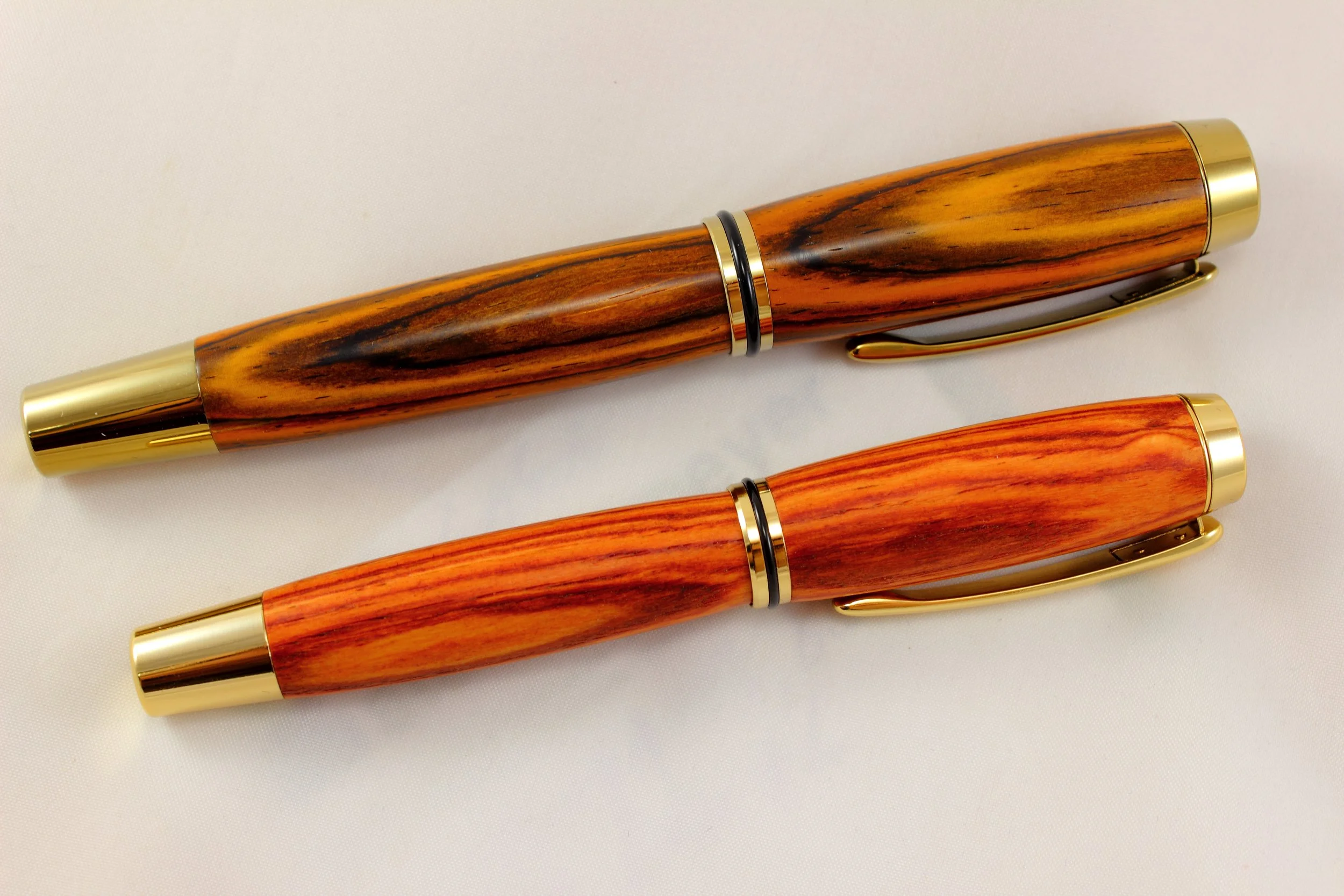 Ein Set Tintenroller und Füller aus Cocobolo