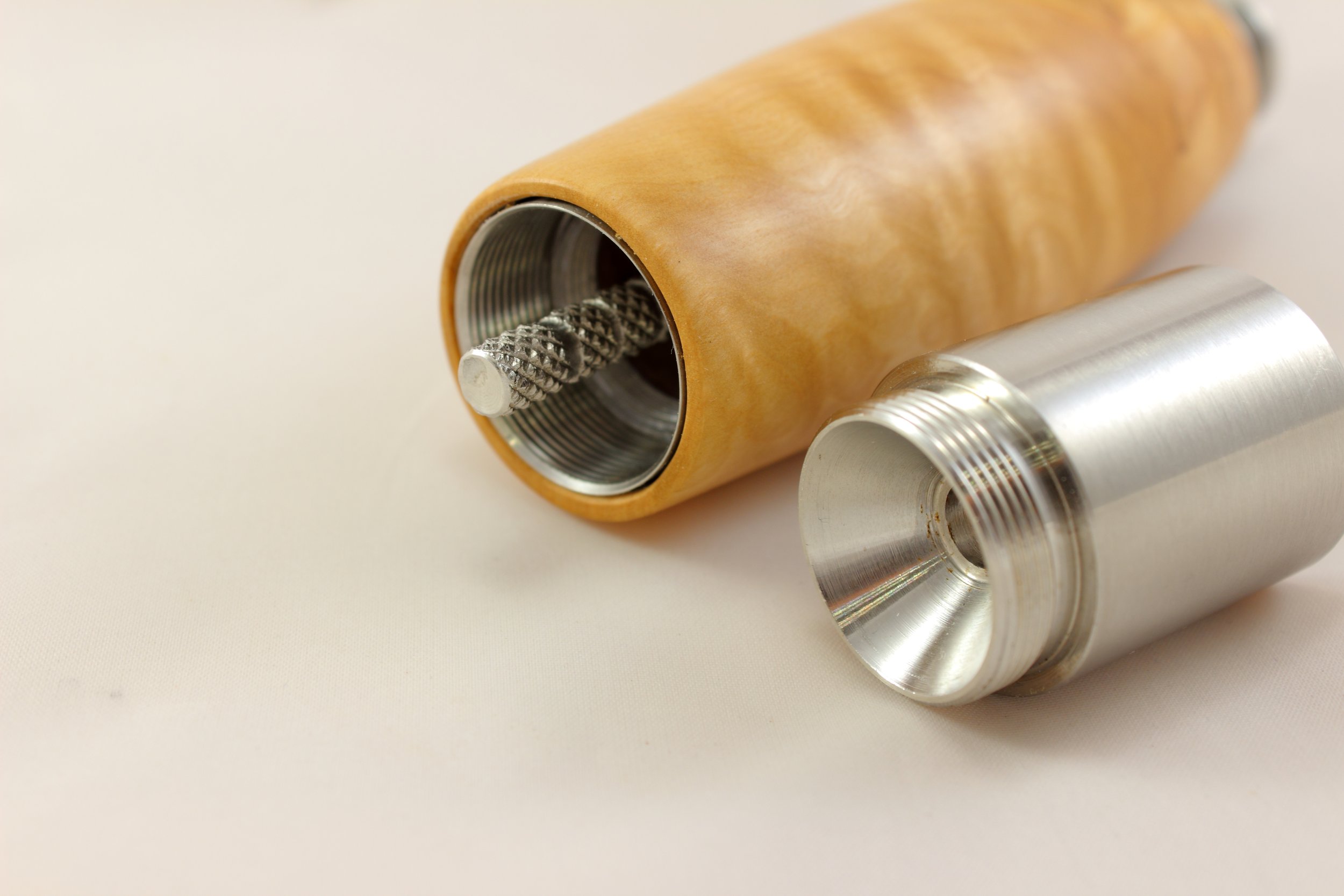 Einhandpfeffermühle aus Olivenholz, Detailaufnahme des Mechanismus