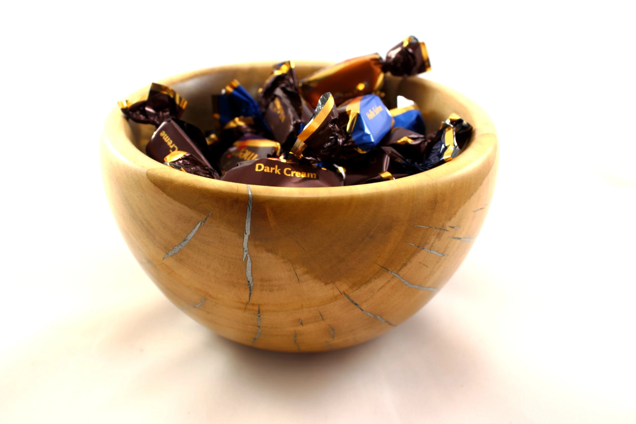 kleine Schale aus gerissenem Birnbaum und Zinn