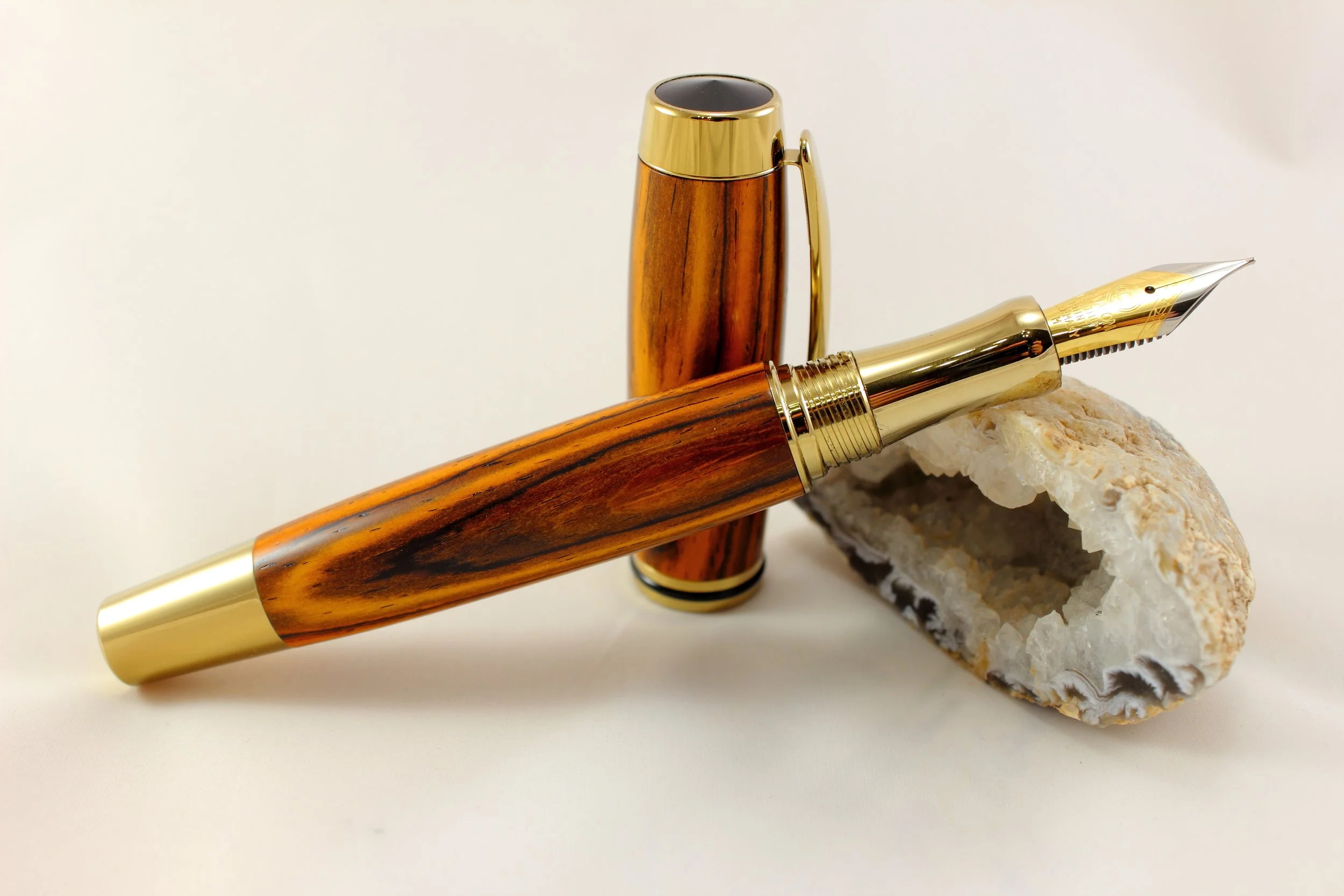 Ein Set Tintenroller und Füller aus Cocobolo