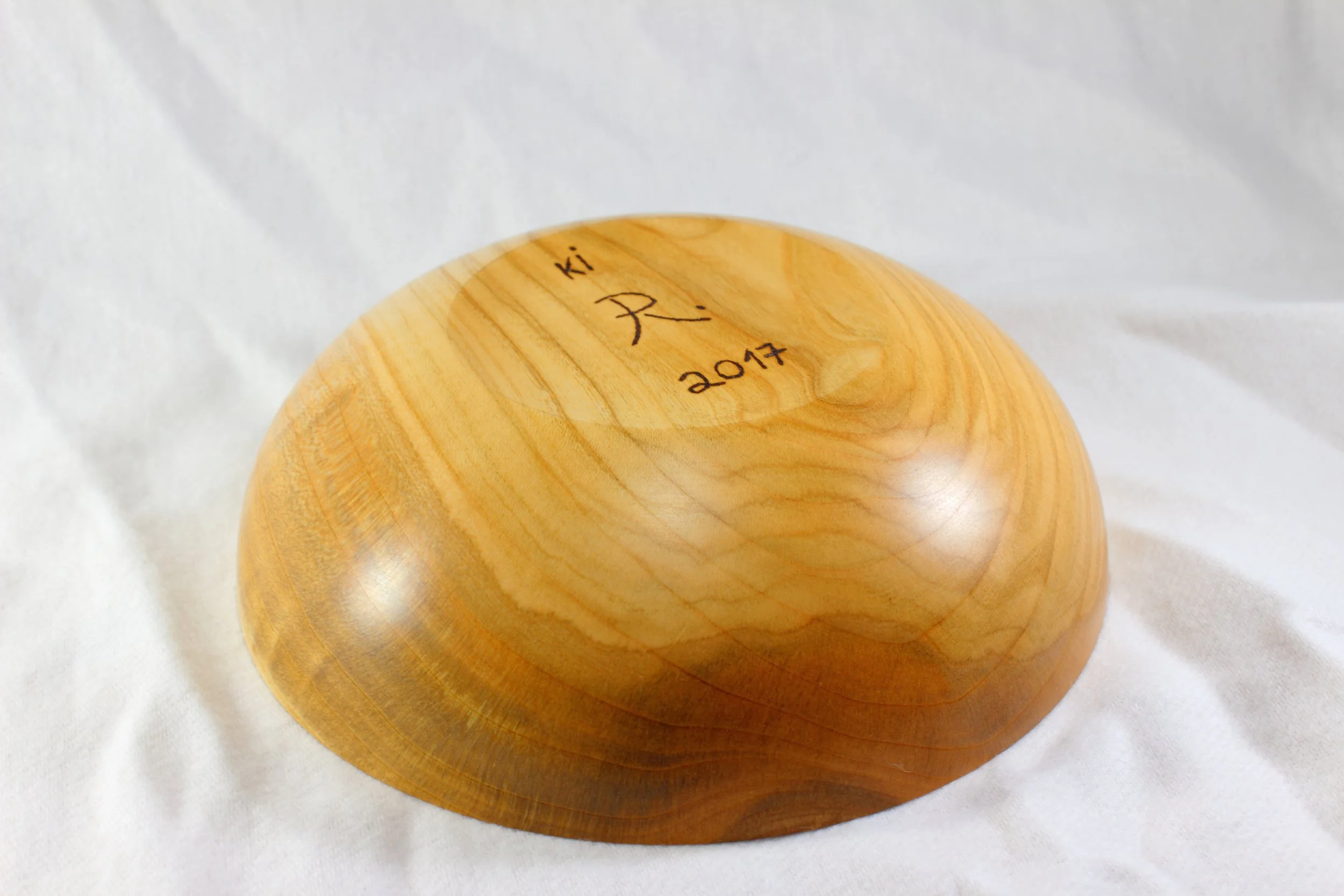 Schale aus Kirschholz