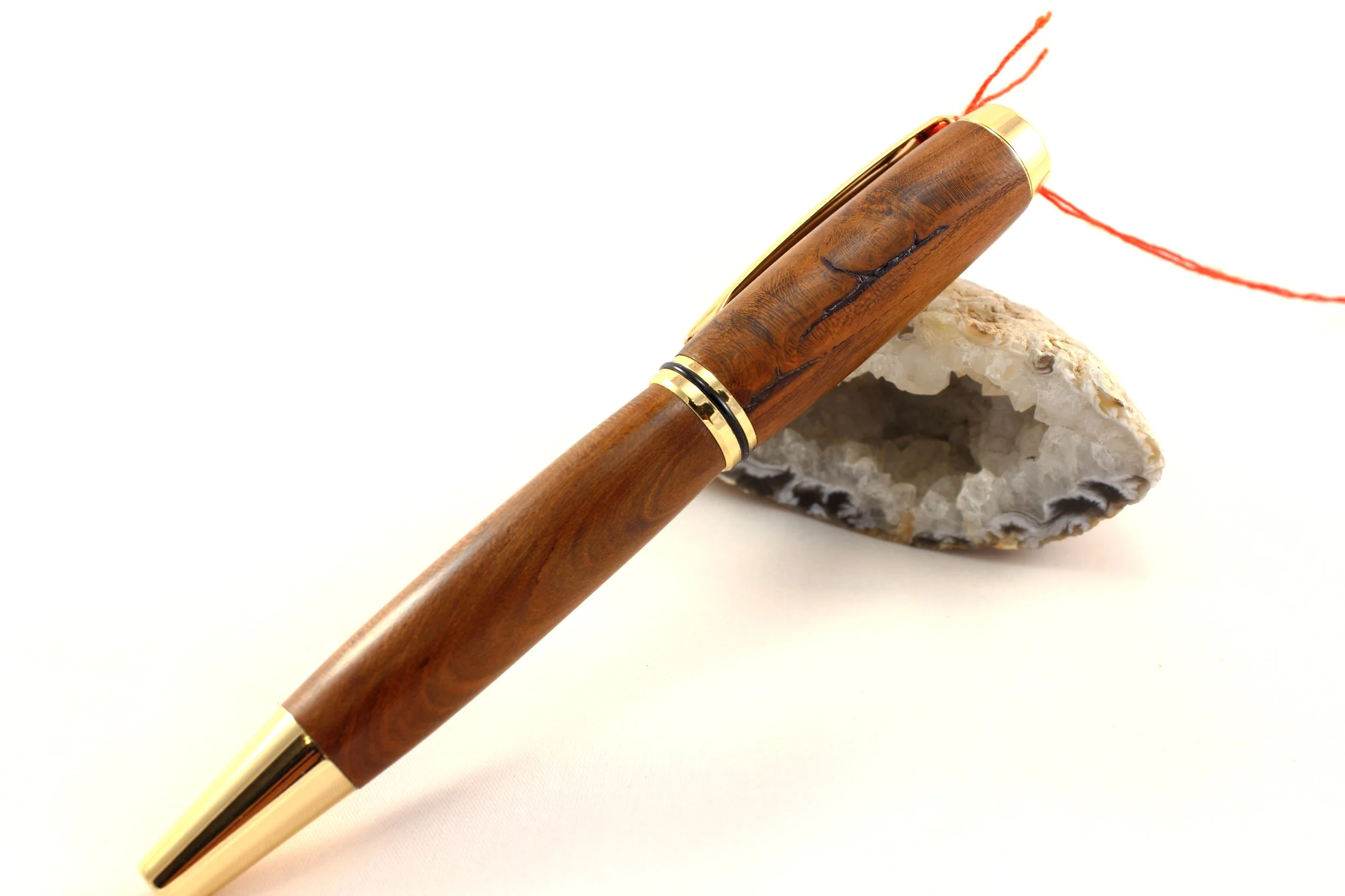 Füllfederhalter aus Pflaume mit Rindeneinschluss
