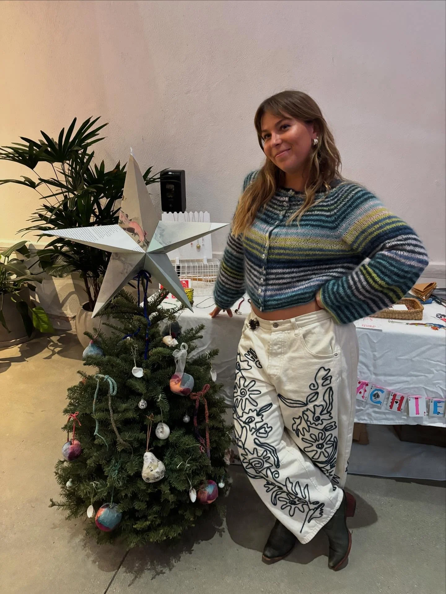 ⭐️ zooming by to wish you a happy holidays and thank my friends and fam for the endless well of support ⭐️ feliznavidawgs to you!