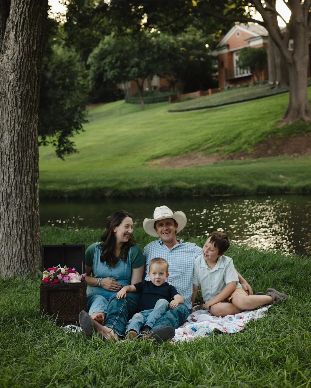 Baby Heare is a&hellip;.. 🥹🤍

Truly such a sweet evening capturing all the magic and emotions of this soon to be family of 5.✨🤍

Beautiful florals: @dahliasanddaisiessa