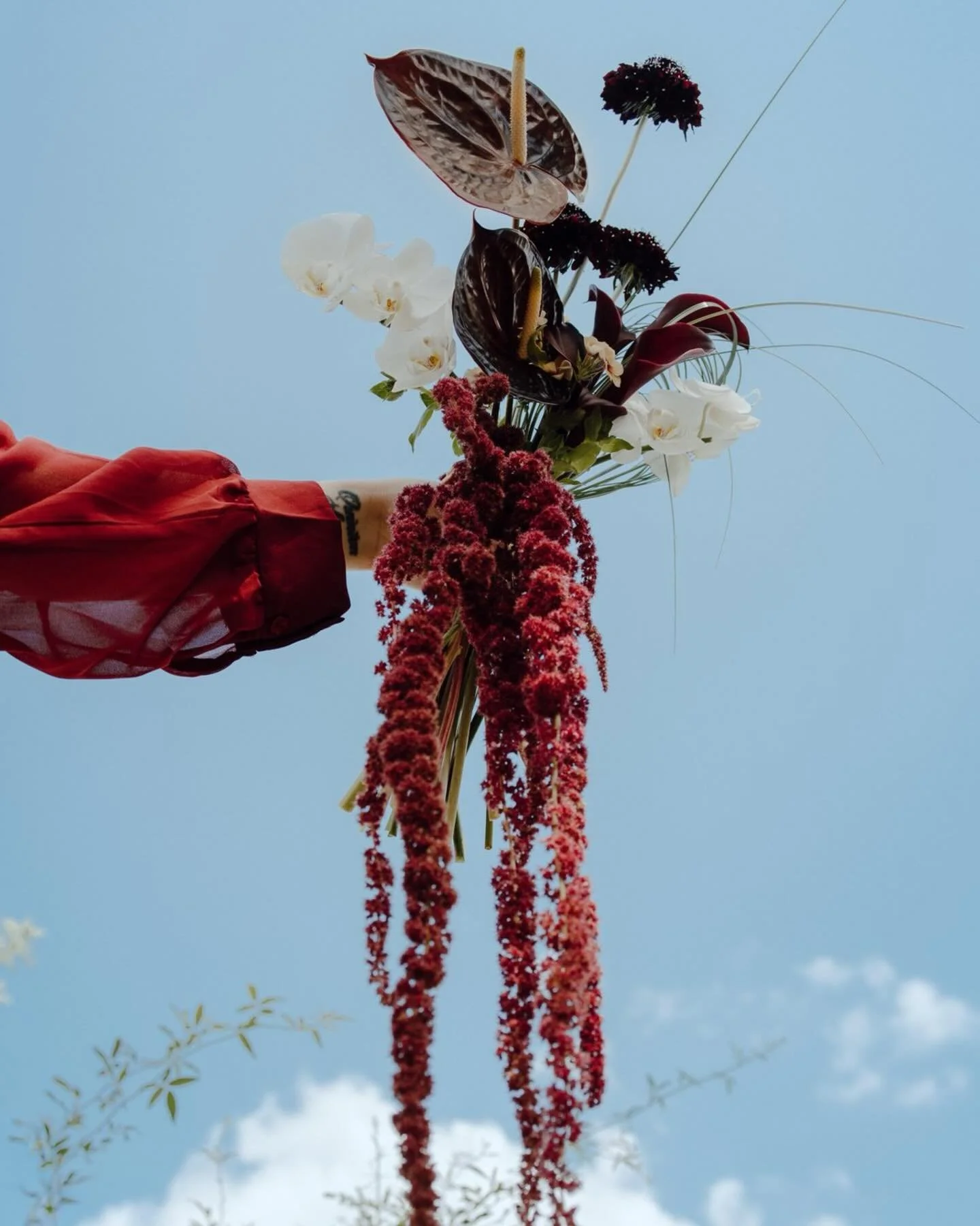 POV: you hire @dahliasanddaisies.sanangelo for your wedding florals and you get the most beautiful pieces of art filled with one-of-a-kind intentionality.✨

Rachell&rsquo;s talent is truly unmatched and I am always mesmerized when I get to watch her 