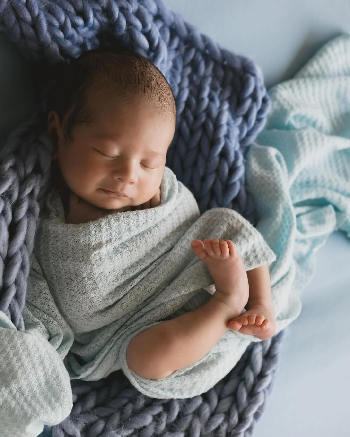 Obsessed with this tiny guy 🩵
Brand new baby, brand new parents, and so much love in the room.

These sleepy, snuggly newborn sessions get me every time.