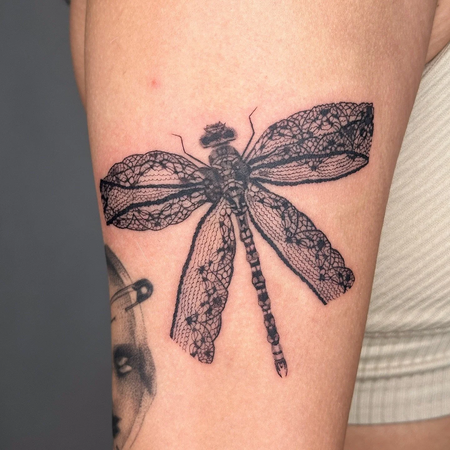 Lace dragonfly from my flash for return client Xanthia ! Always a pleasure to see you 🖤