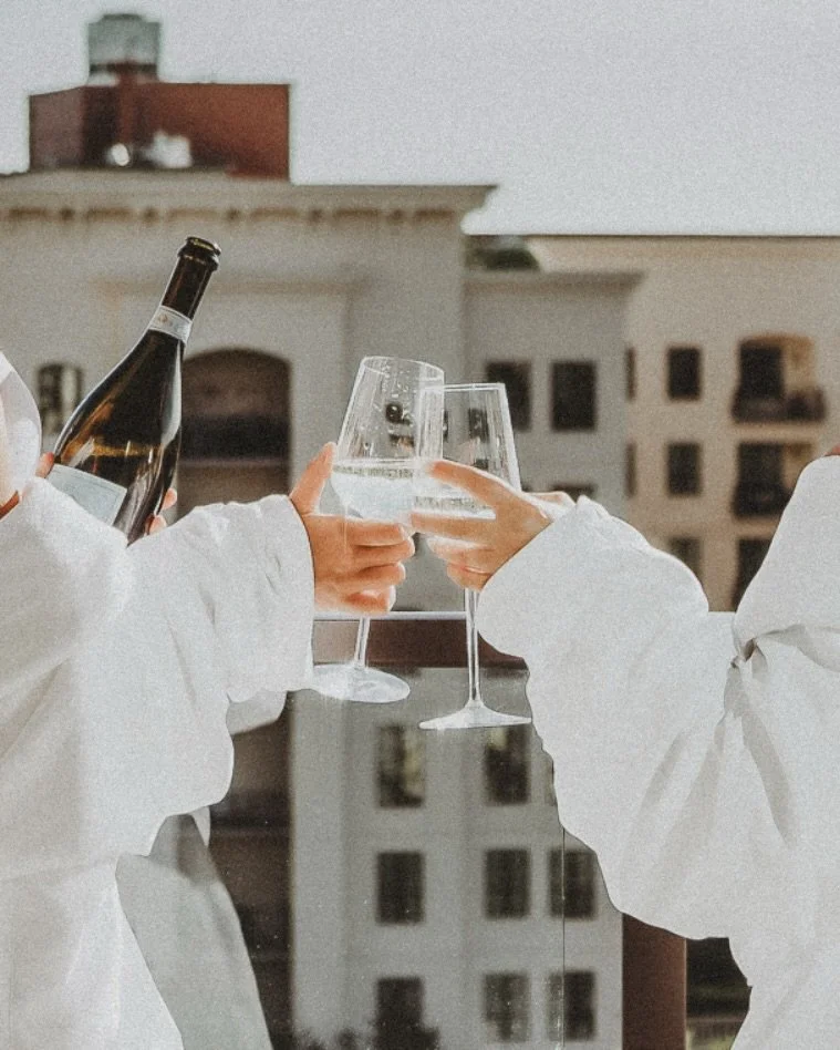 The playlist&rsquo;s on. The hair and makeup teams are here. Someone&rsquo;s already popped the champagne.
This is how the morning starts 🥂

#bridemorning #charlestonbride #bridetobe2025 #luxuryweddingmorning
#gettingreadyvibes #southernweddingstyle