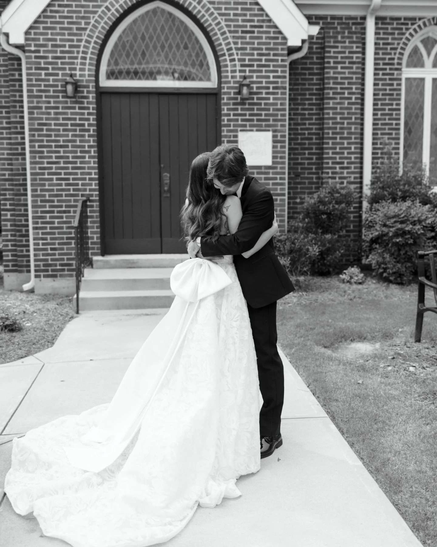 Your wedding photos in black and white.🤍 

#CaleyPettyPhotography #MemphisWeddingPhotographer #TennesseeWedding #SouthernWedding #MemphisBride