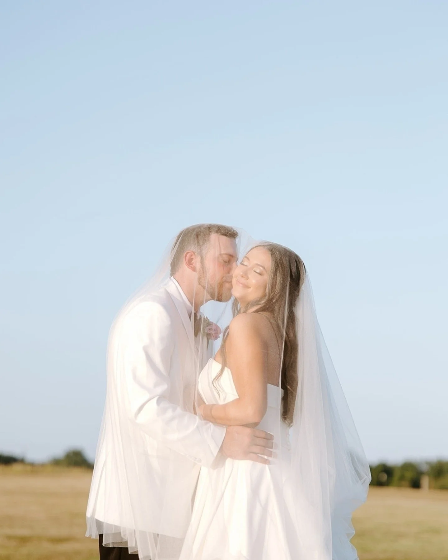 Wedding captures I've been thinking about lately🤍

#MemphisWeddingPhotographer #MemphisWeddings #MemphisWeddingVenue #TennesseeWeddingPhotographer
#CaleyPettyPhotography