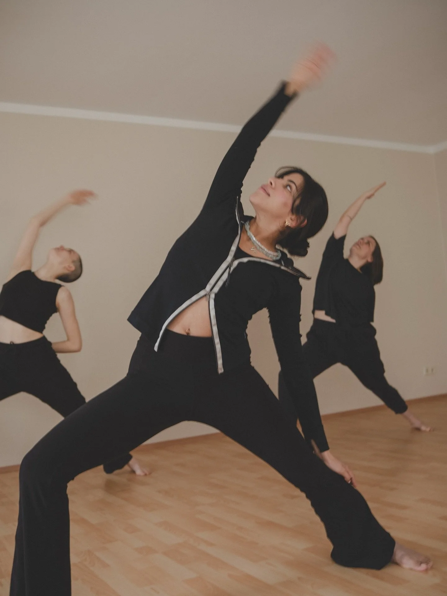 ☀️ Stay connected this summer ☀️
Keep your yoga practice going through the sunny season with us with our Summer Special:
🌿 3 months unlimited yoga for 169€ 🌿
Bookable all through June – your 3 months begin on the day of purchase. Only