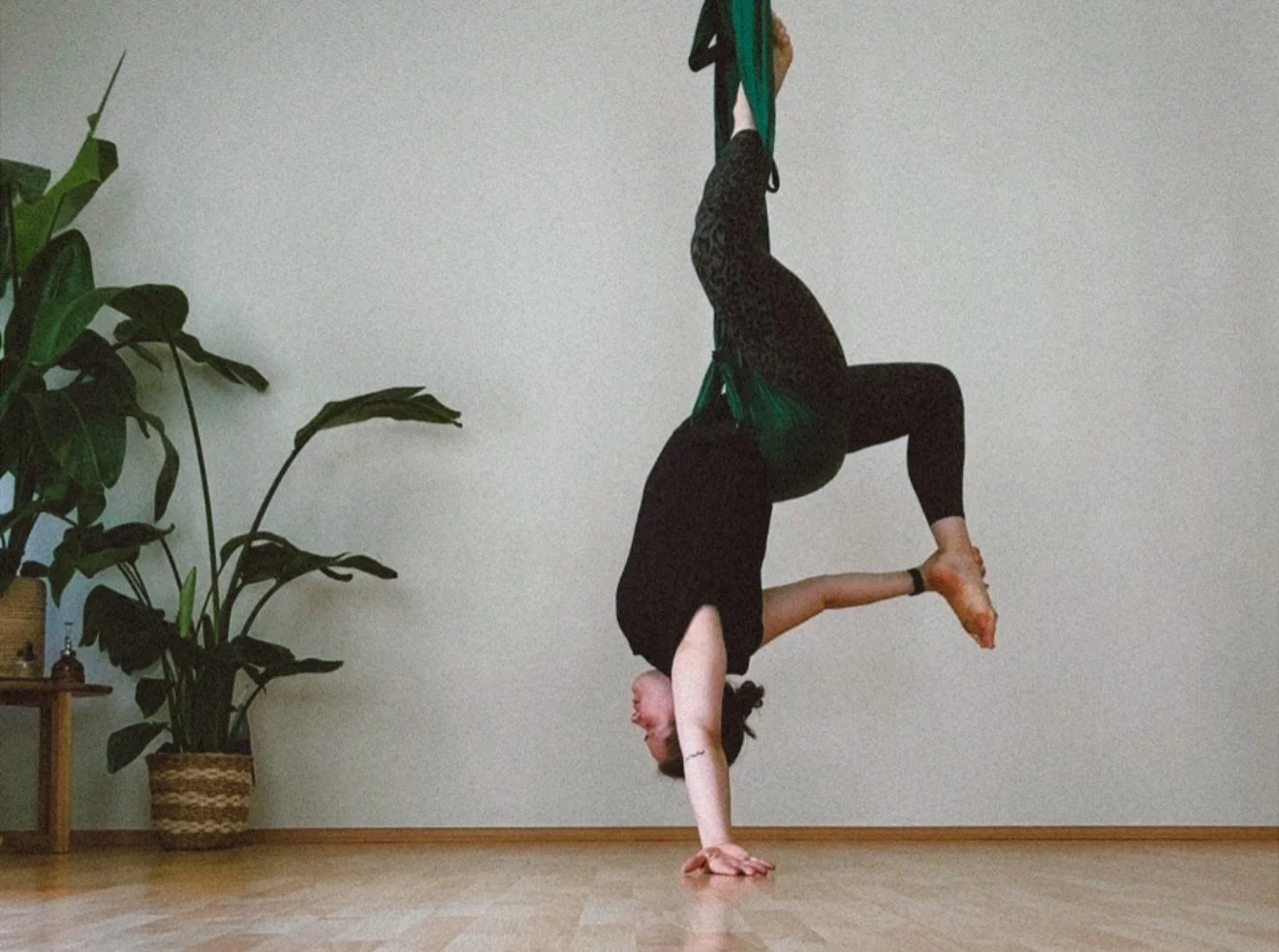 ✨ New at Leipzig Yoga Collective ✨
Take your practice to new heights with Aerial Yoga! 
Explore familiar yoga poses up in the air, supported by soft hammocks that make it easier to deepen stretches, build strength, and move with freedom. The gentle