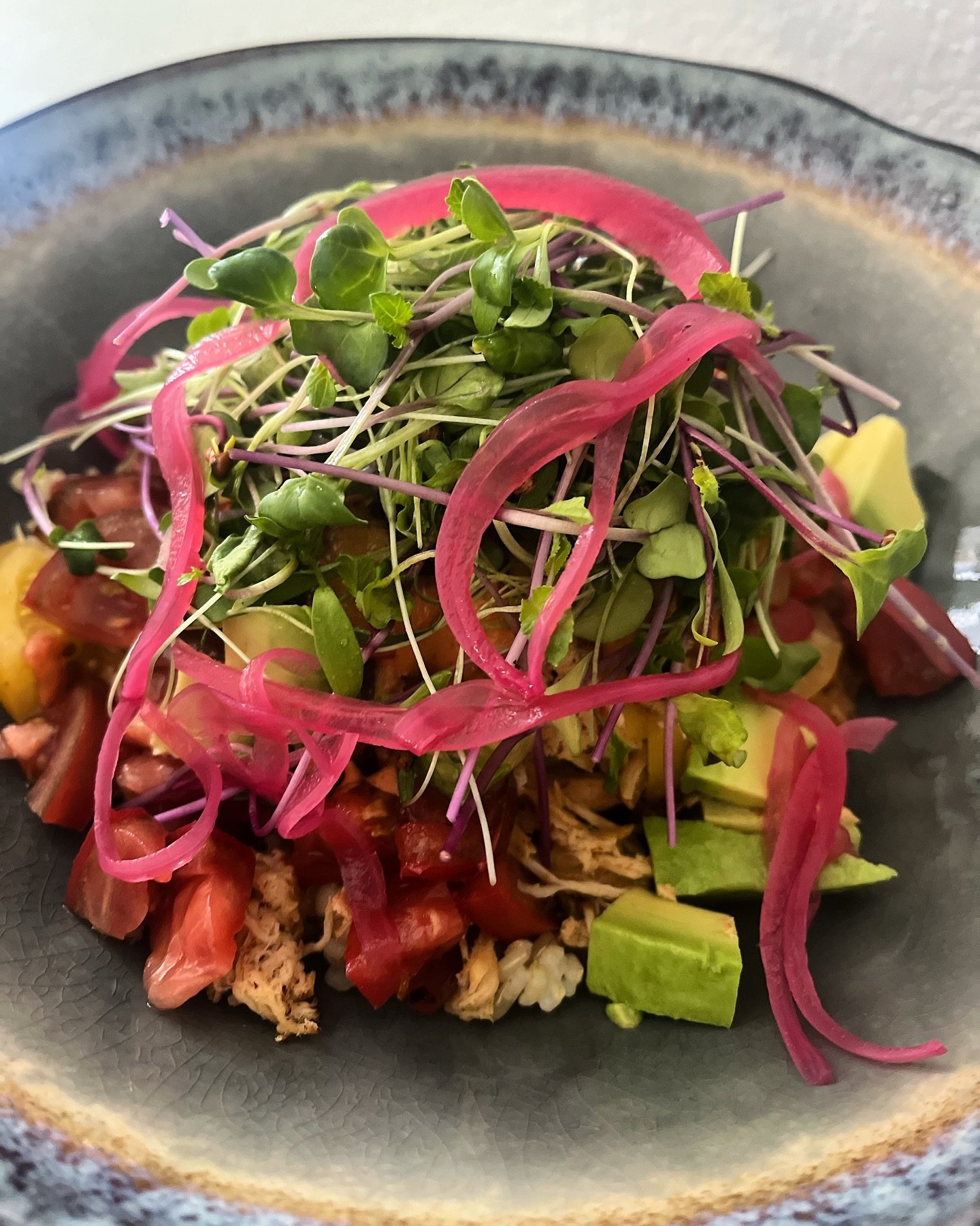 🌯✨ Burrito Bowl Upgrade! ✨🌯

This burrito bowl is packed with fresh ingredients and topped with our organic microgreens for an extra burst of flavor and nutrition! 🌱 Whether it&rsquo;s lunch, dinner, or a snack, our microgreens make every meal bet