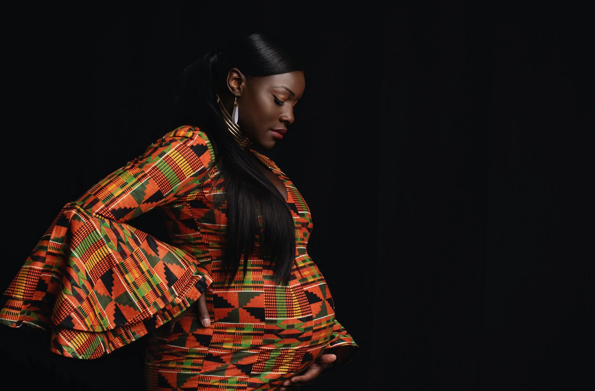  Maternity Portrait in Vibrant Kente Fabric
