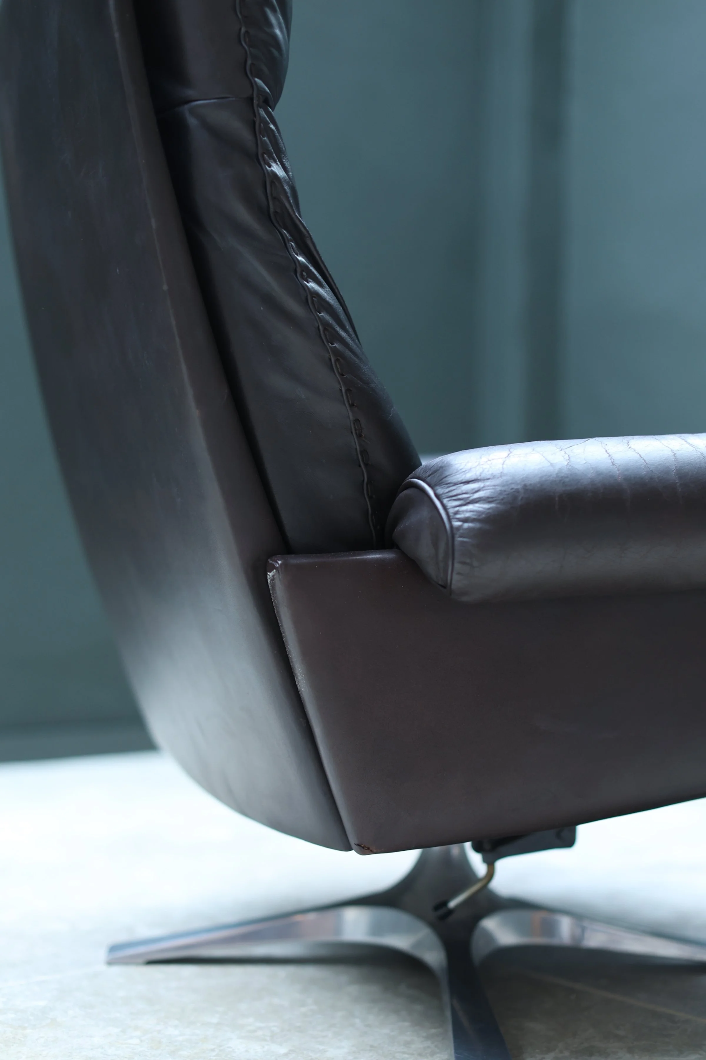 Vintage Vintage De Sede DS-31 Lounge Chair | High Back Swivel | Brown Leather | 1970s in leather, 1970’S — Swiss