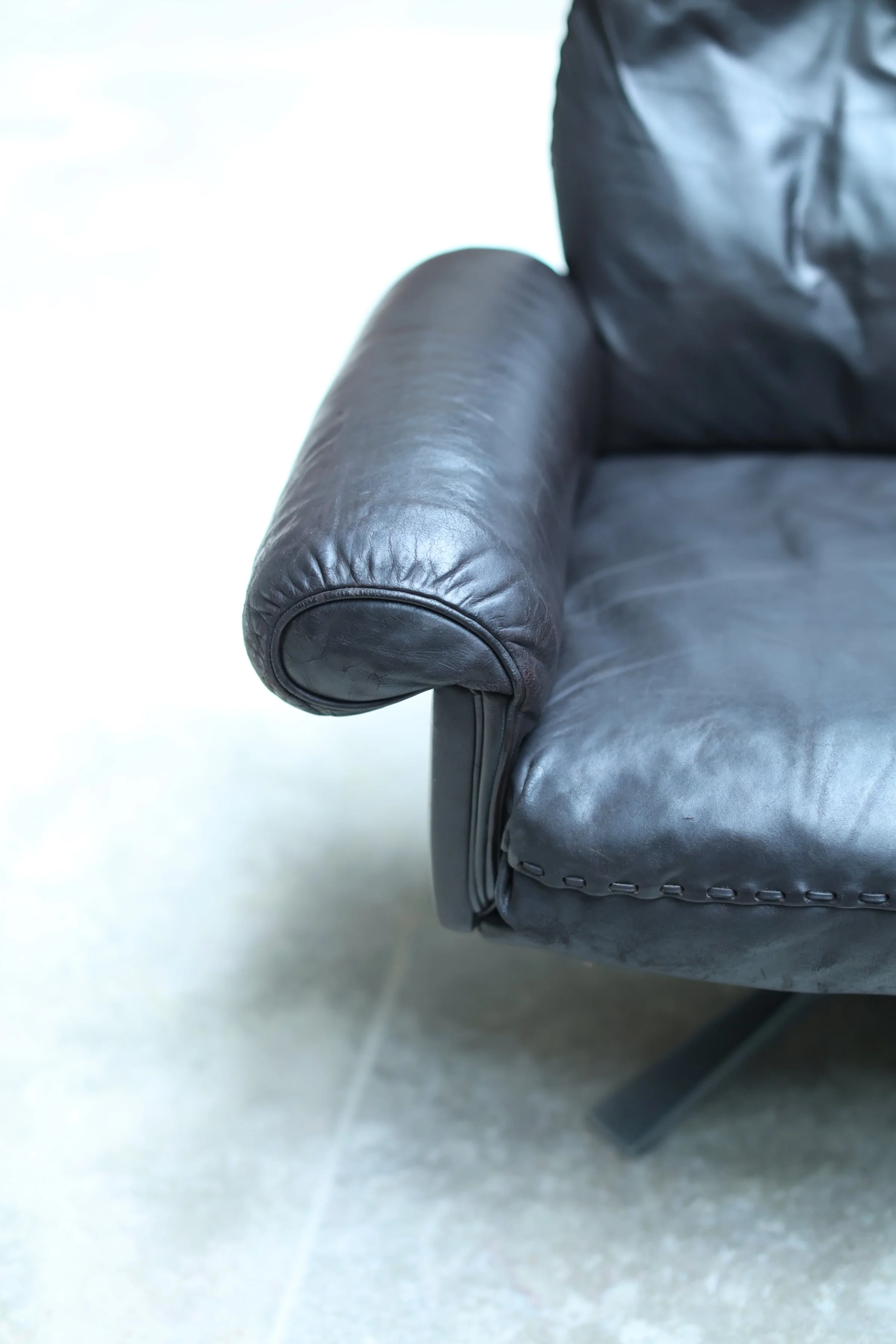 Vintage Vintage De Sede DS-31 Lounge Chair | High Back Swivel | Brown Leather | 1970s in leather, 1970’S — Swiss