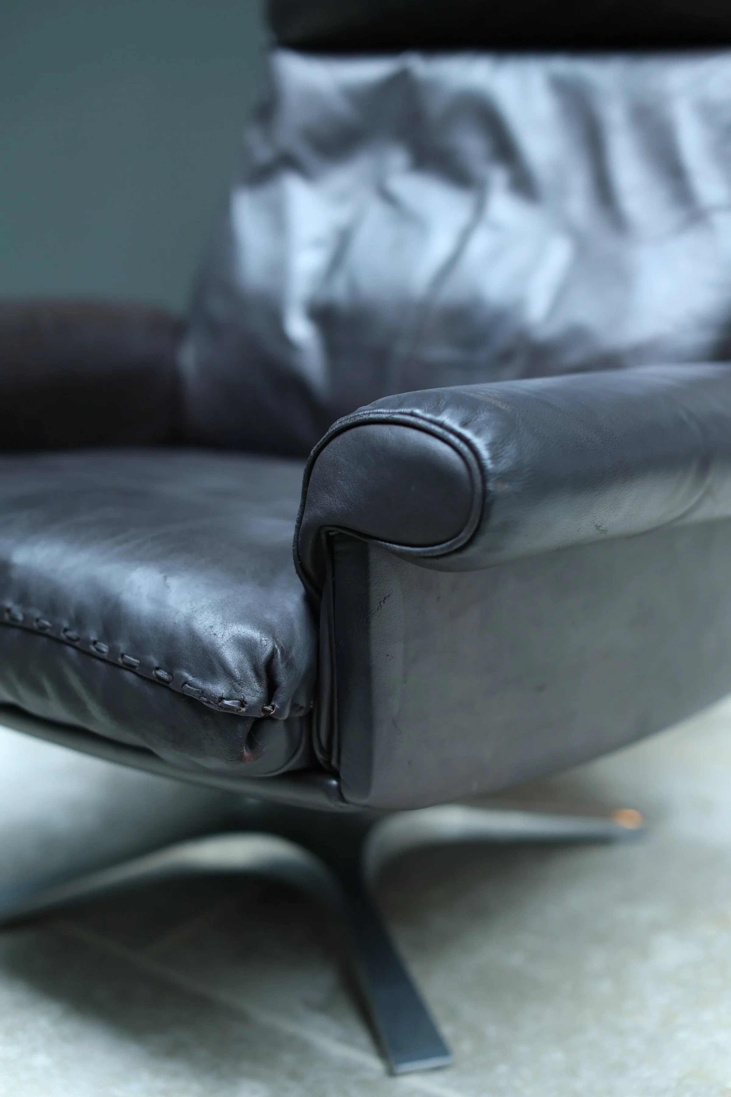 Vintage Vintage De Sede DS-31 Lounge Chair | High Back Swivel | Brown Leather | 1970s in leather, 1970’S — Swiss