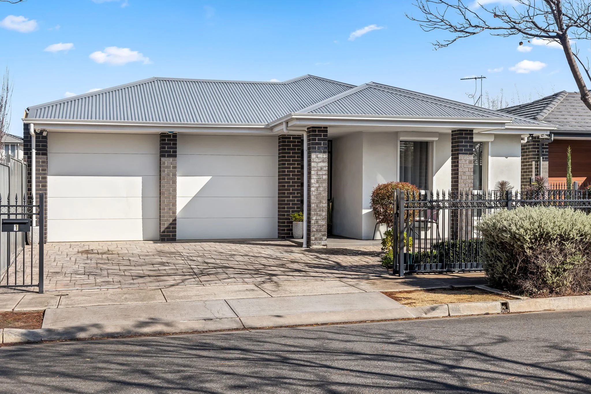 1 Grace Cres, St Clair, SA 5011-02.jpg