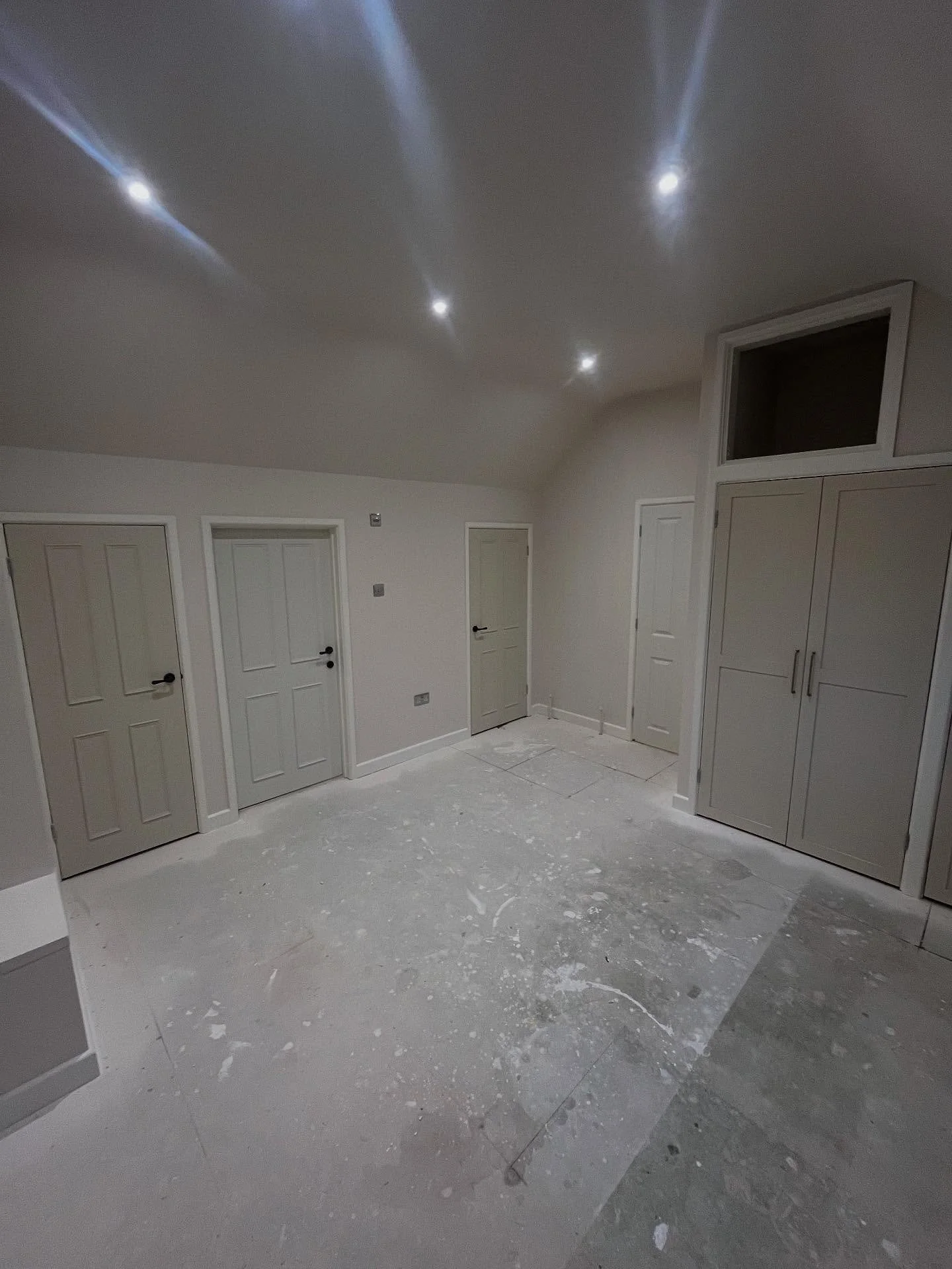 ✨ Freshly sprayed and finished by The Rezitek Team ✨
This full room and all woodwork have been professionally sprayed for our client &mdash; leaving a sleek, even finish throughout. 🎨👌🏽

Every surface, from doors and frames to fitted units, now lo