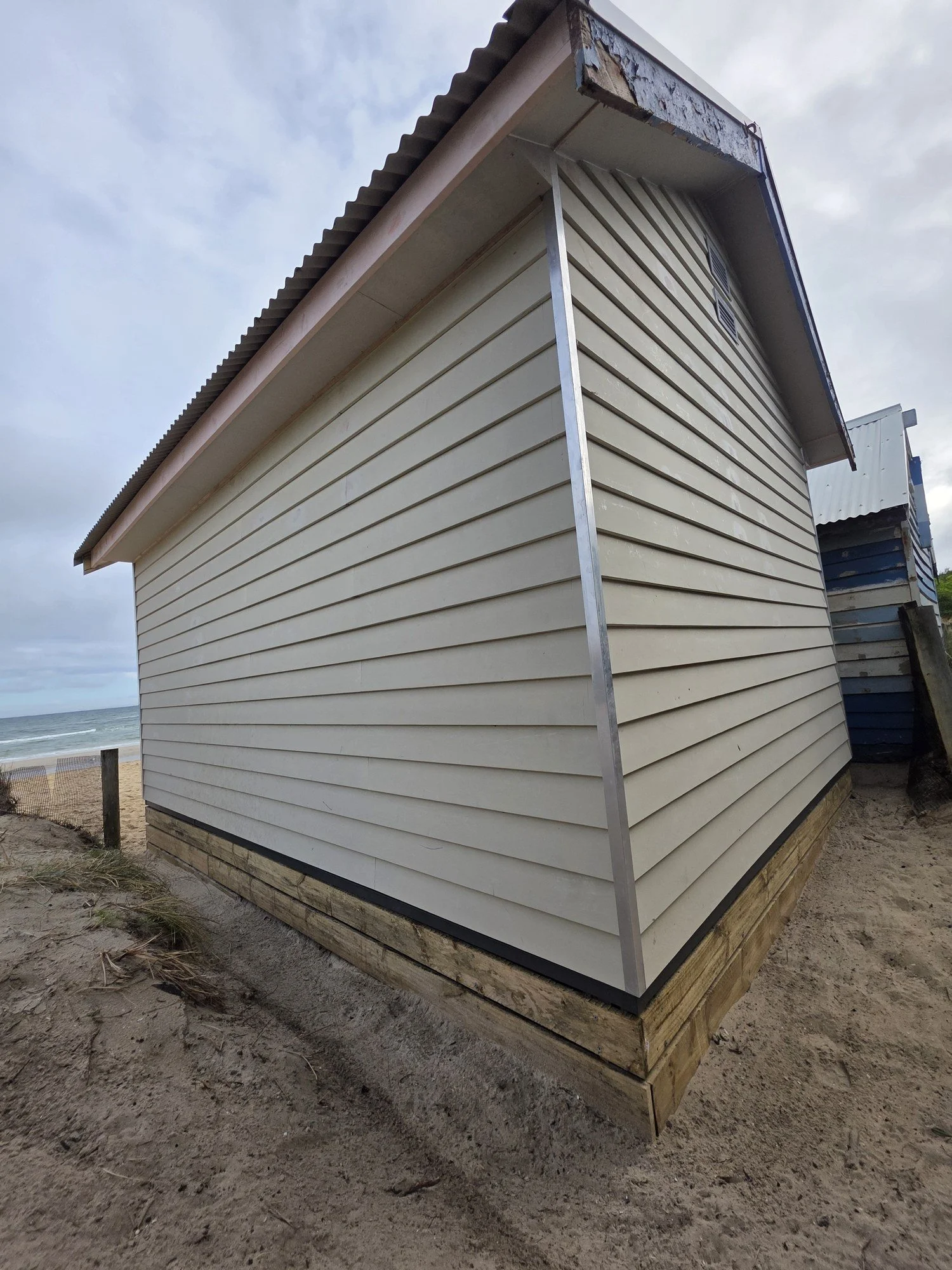 Weatherboard cladding on the side of a Chelsea beach box